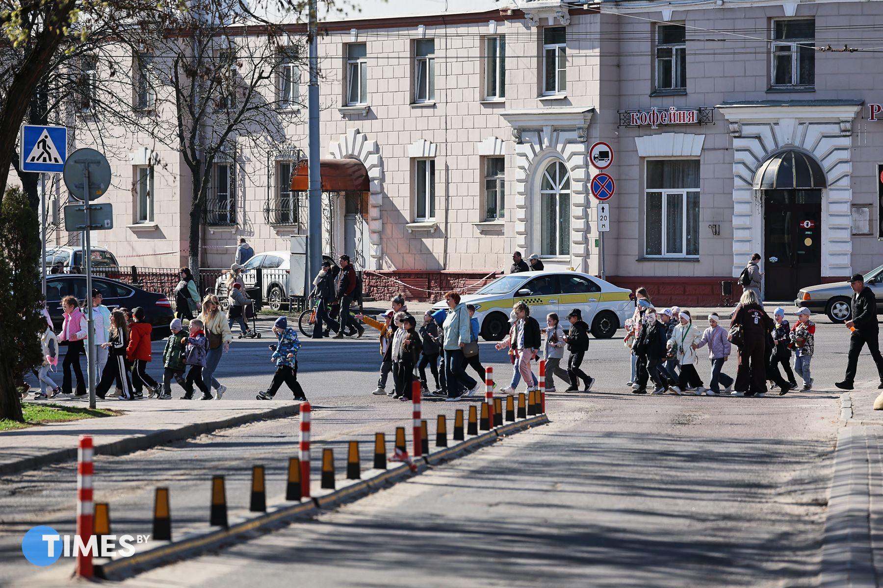 Дети переходят дорогу