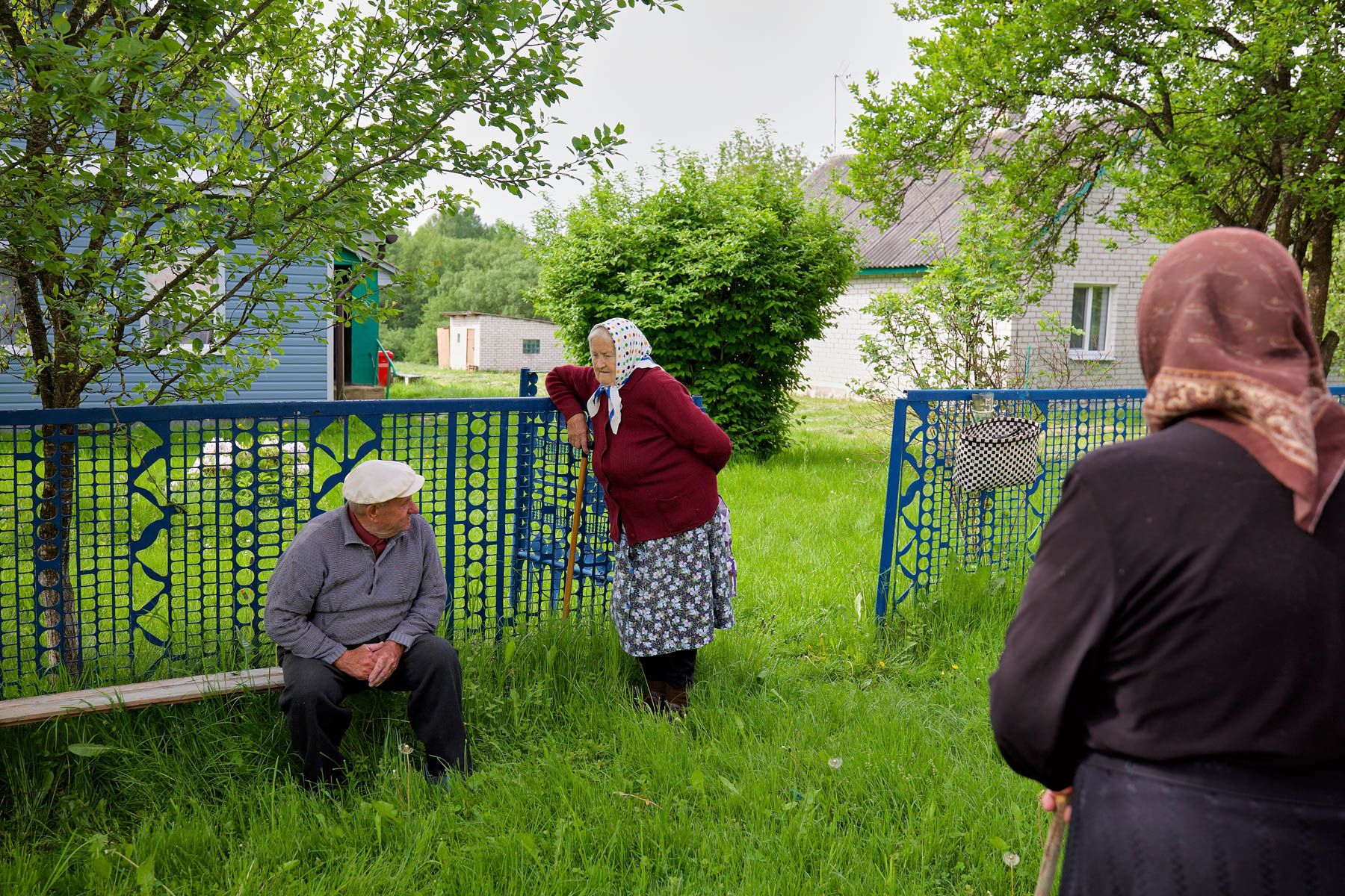 Пенсионеры в деревне