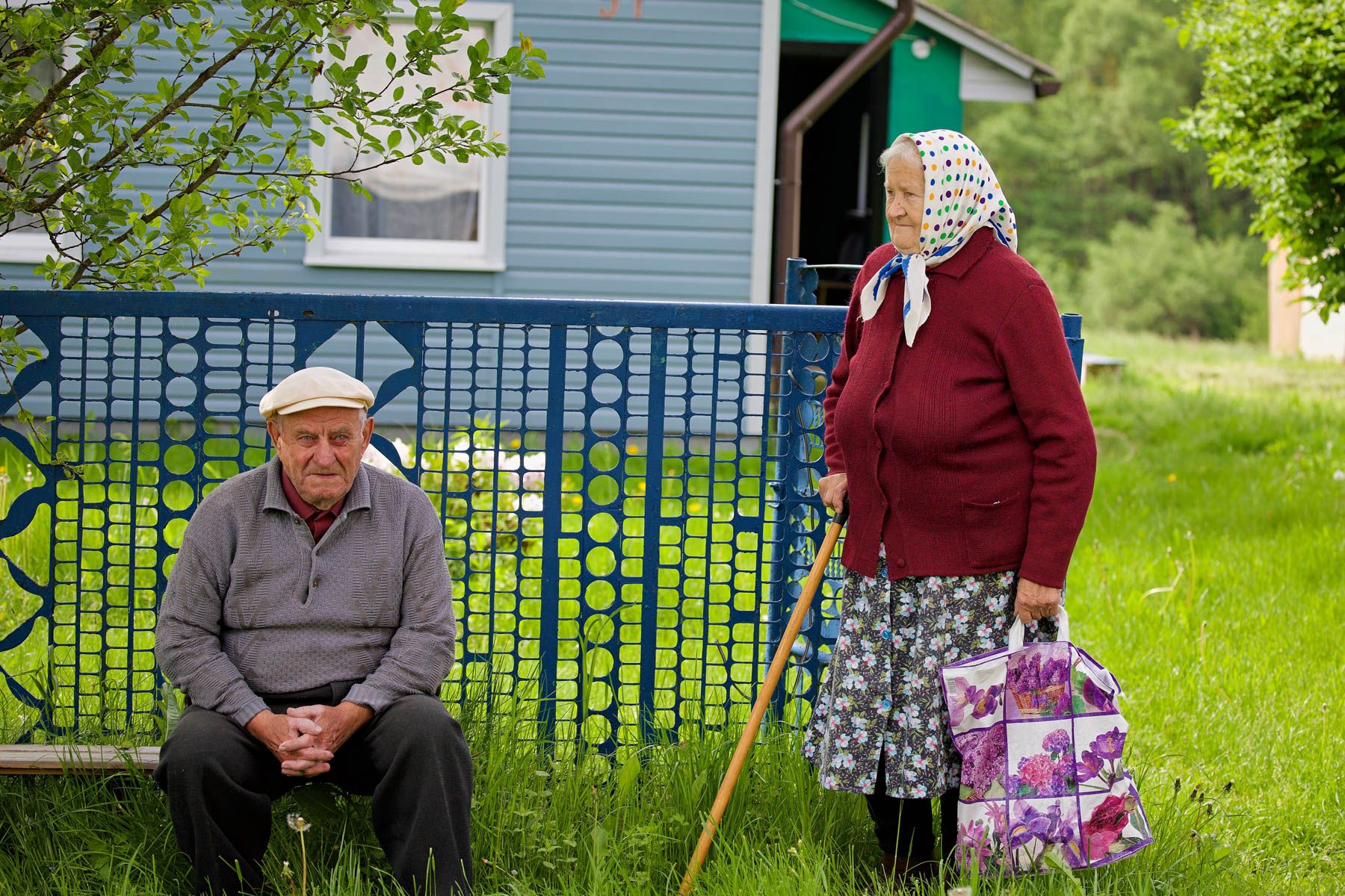 Пенсионеры в деревне