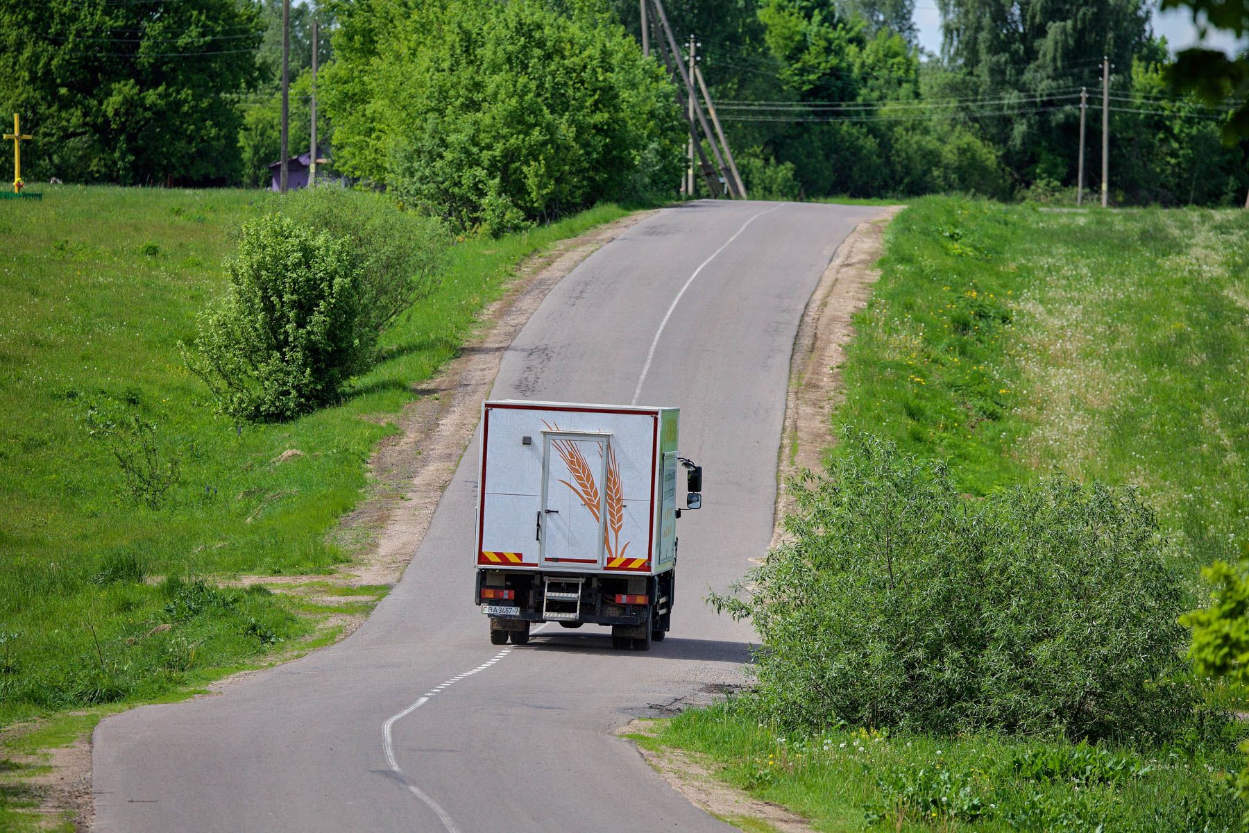 Дорога и грузовик