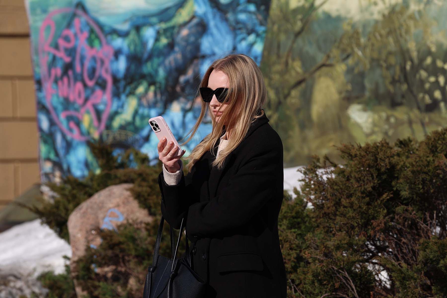 девушка с телефоном мобильник гаджет 