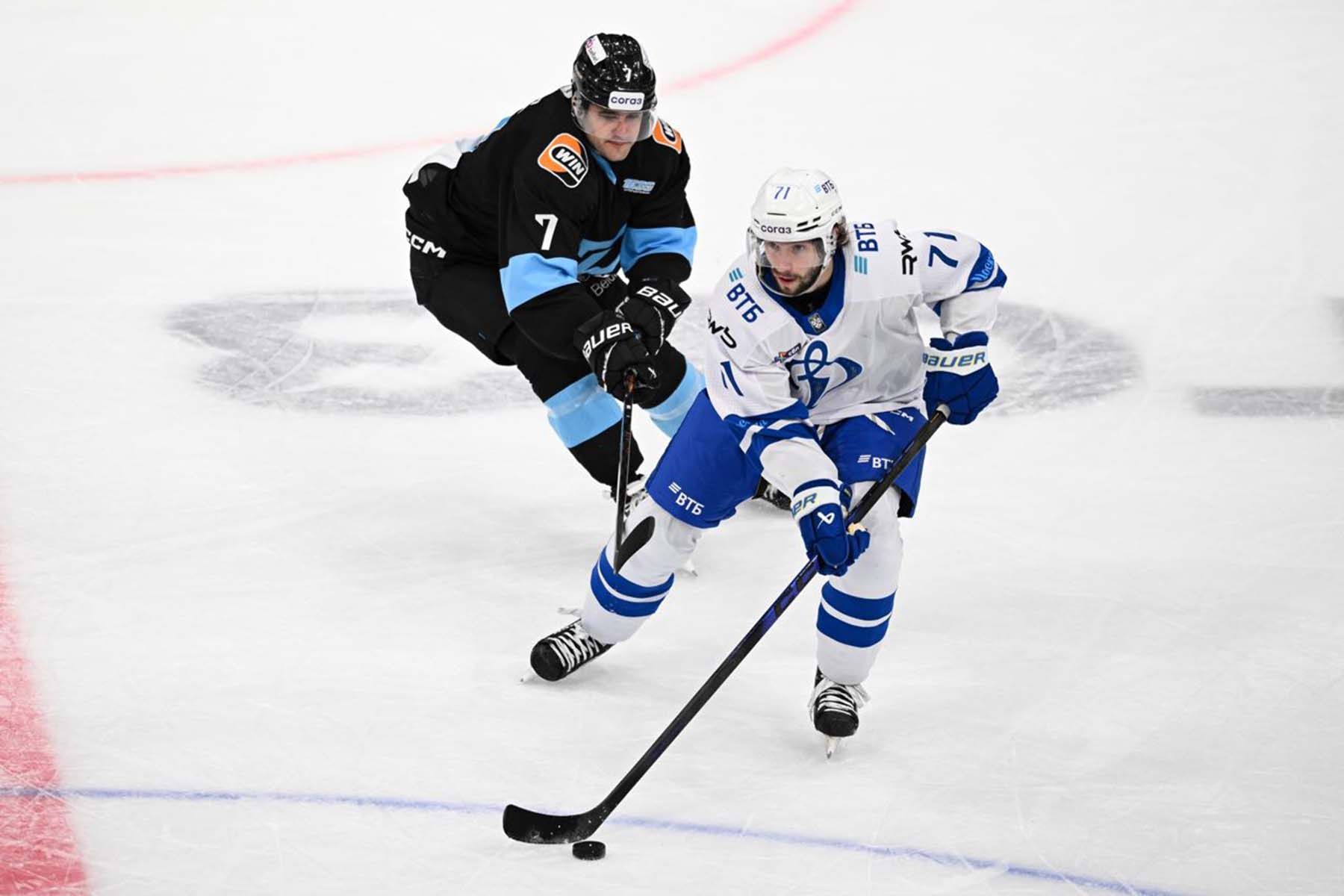 Форвард минского «Динамо» Сэм Энас