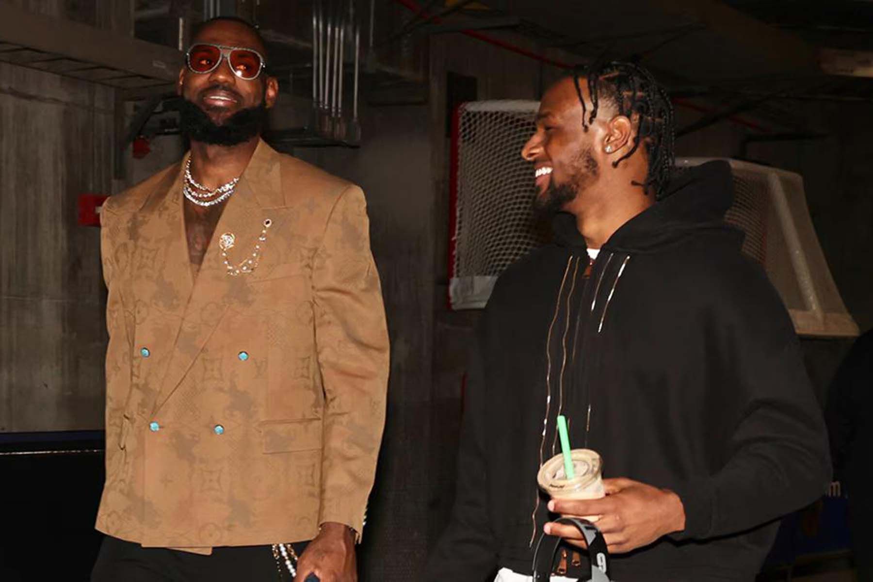 Леброн Джеймс (слева) с сыном Бронни. © NBA Media Ventures, LLC