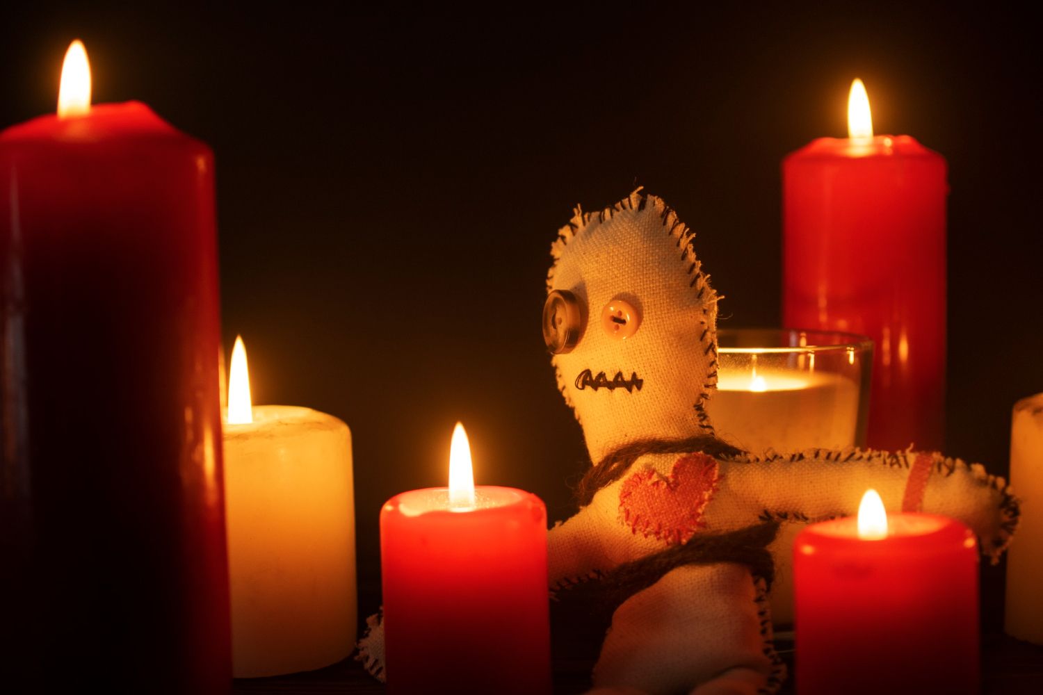 Кукла вуду и свечи