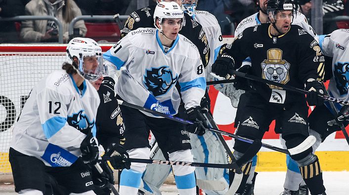 Игровой момент матча «Динамо-Минск» – «Трактор»