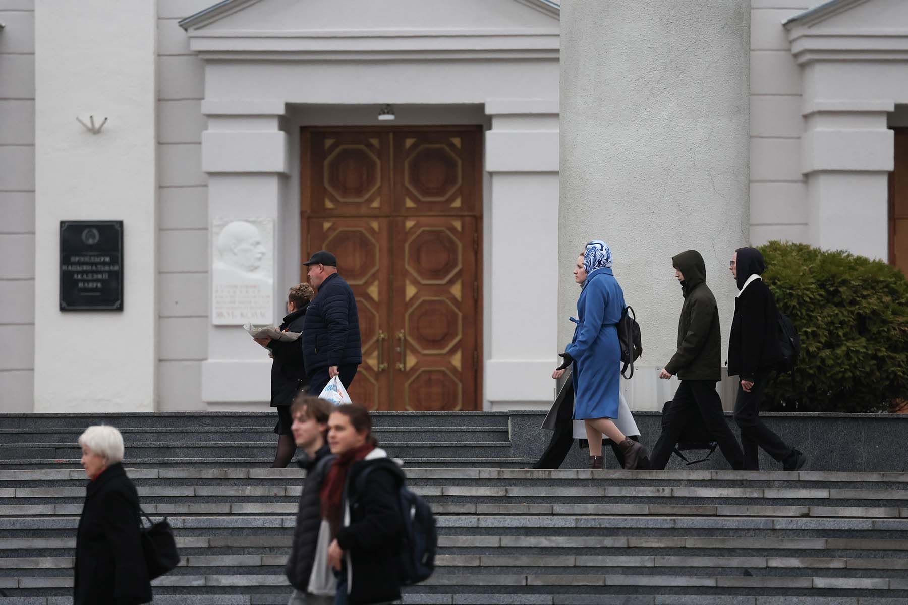минчане минск люди осень прохожие