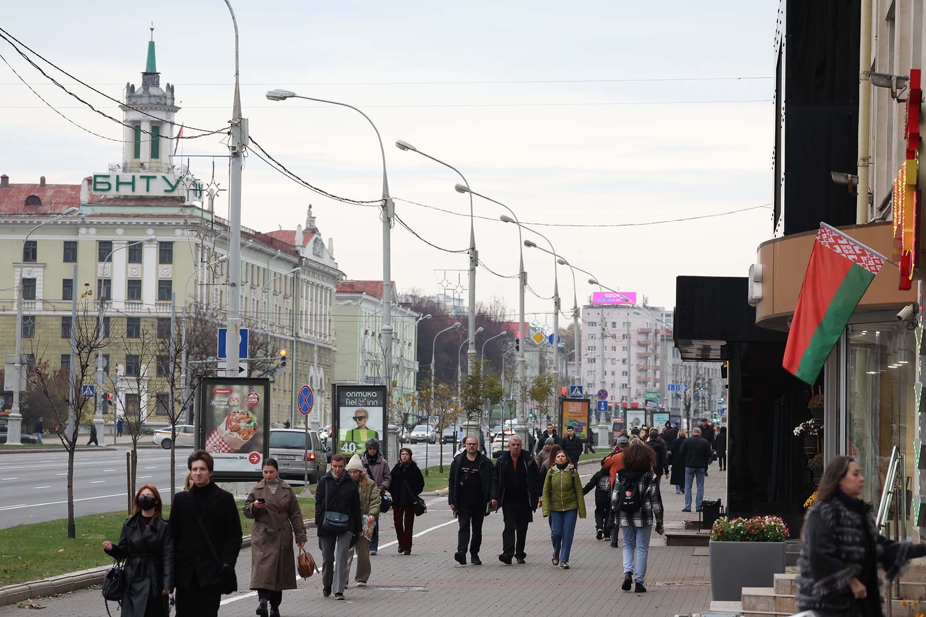 Минчане на улице города. © Павел Орловский, Times.by