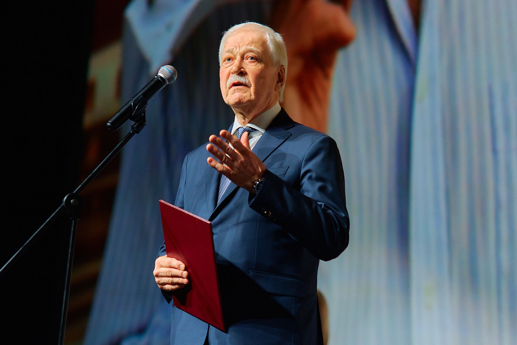 Поздравительный адрес от Президента России Владимира Путина юбиляру зачитал посол России в Беларуси Борис Грызлов. © Times.by