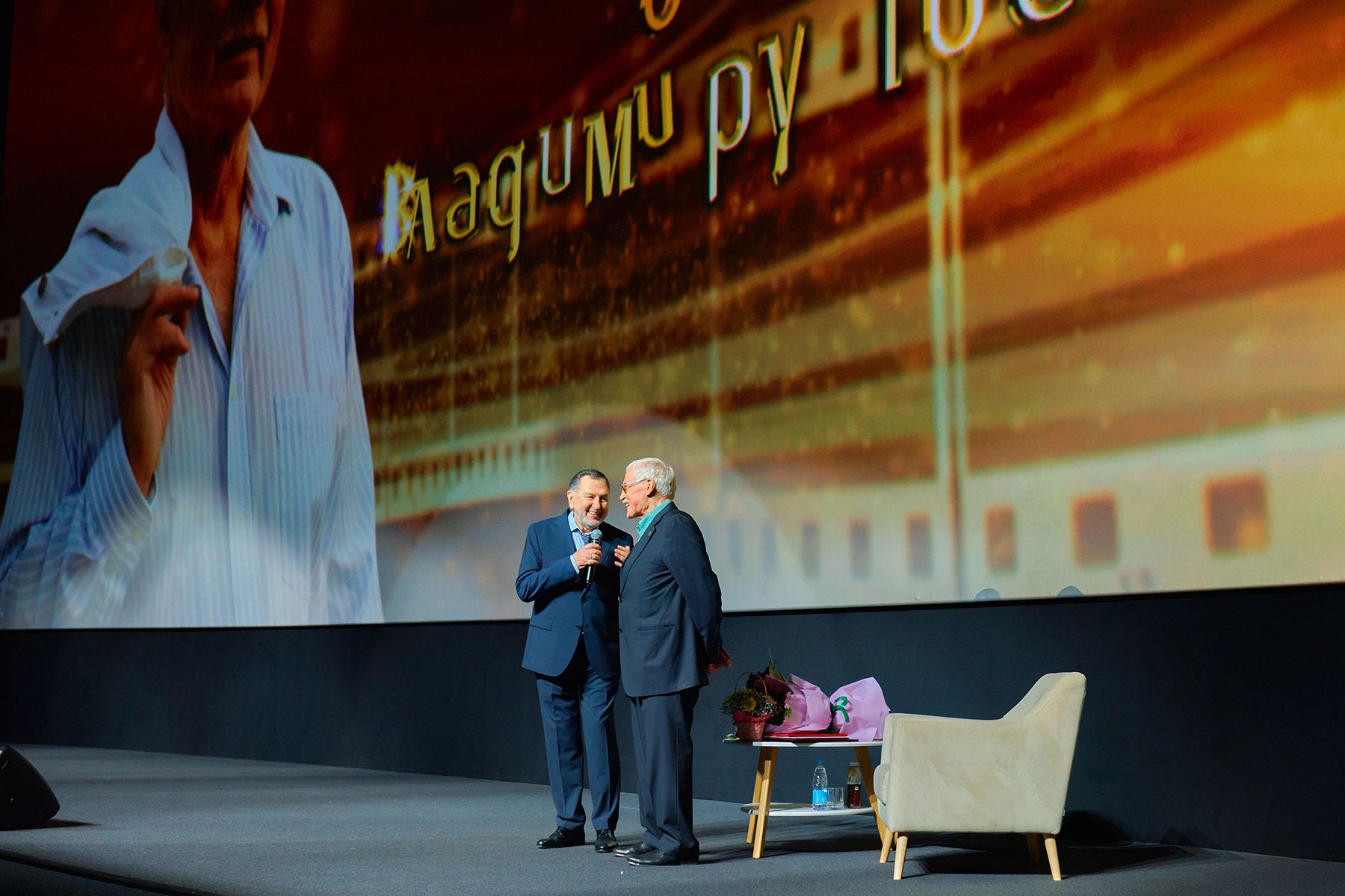 Народный артист Республики Беларусь Анатолий Ярмоленко на творческом вечере Владимира Гостюхина. © Times.by