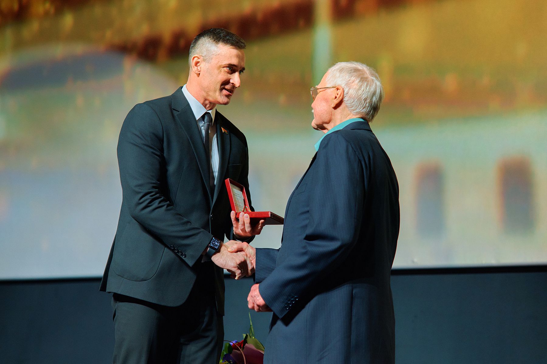 Медаль Владимиру Гостюхину вручил начальник управления идеологической работы МВД Антон Санкевич. © Times.by