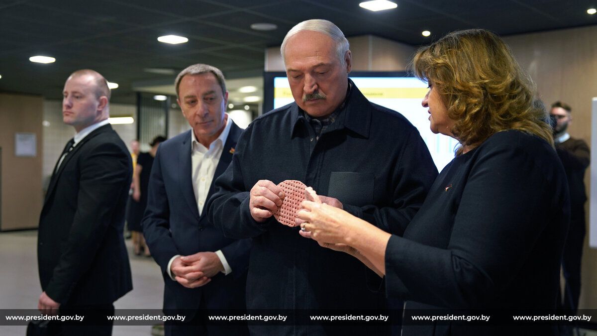 Президент Беларуси Александр Лукашенко 8 марта посетил один из ресторанов сети «Мак.бай»