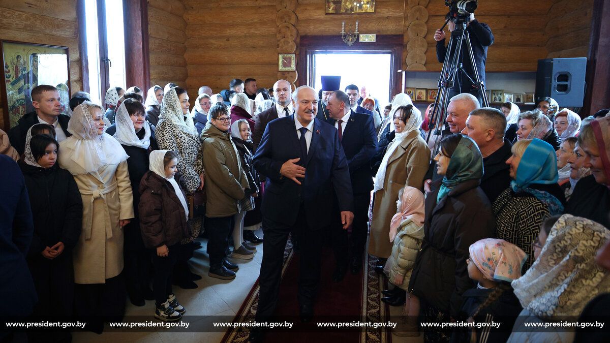 Президент Беларуси Александр Лукашенко в светлый праздник Пасхи посетил храм Святителя Николая Чудотворца, расположенный в агрогородке Евдокимовичи Шкловского района
