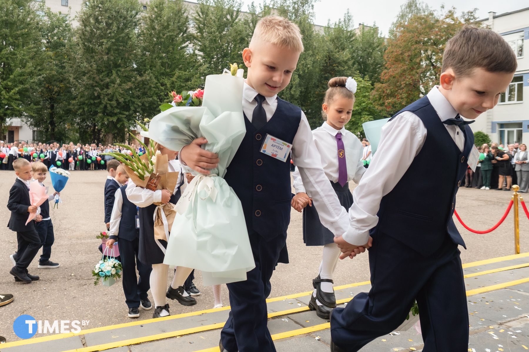 Первоклассники на линейке