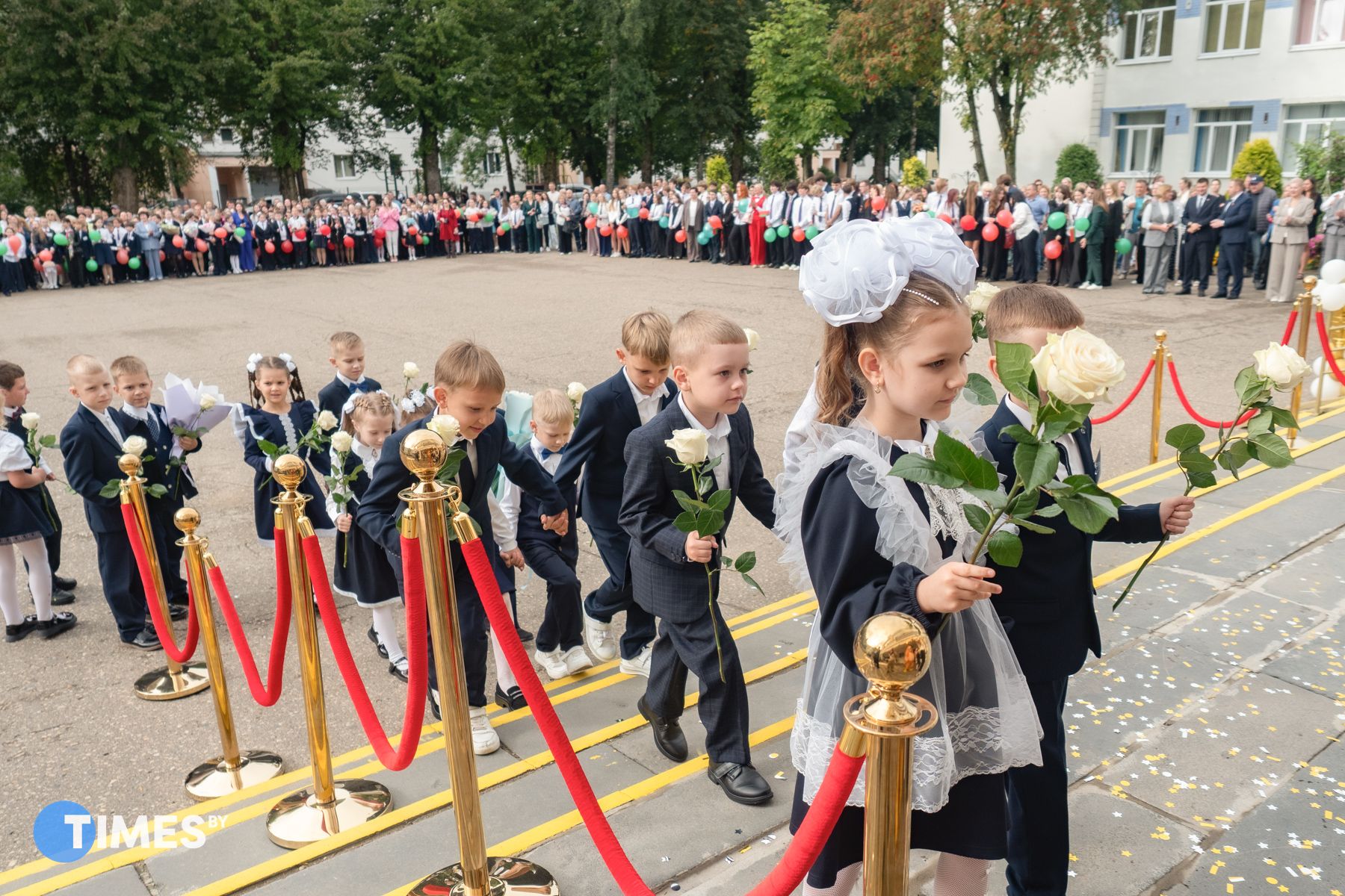 Первоклассники на линейке