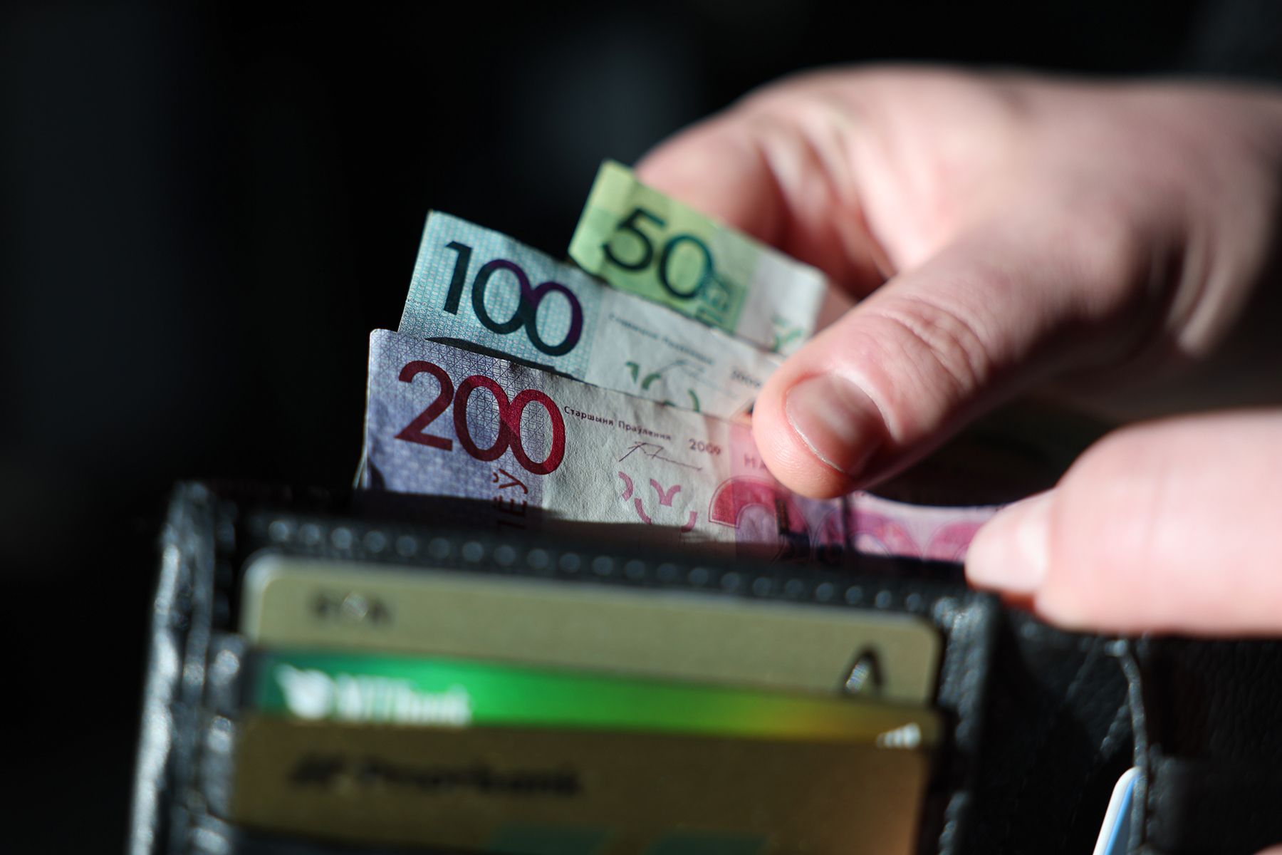 Мужчина держит кошелек