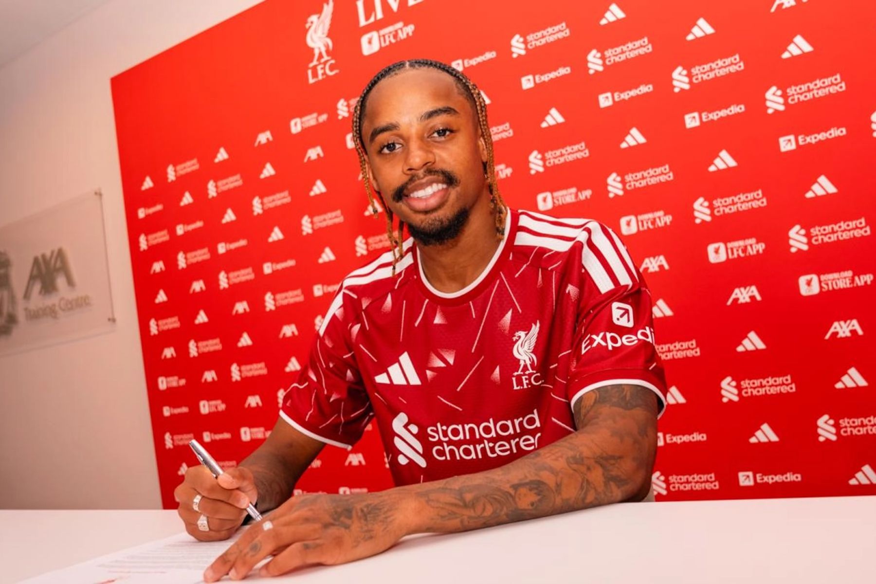 Французский футболист Брэдли Барколя. Фото: liverpoolfc.com