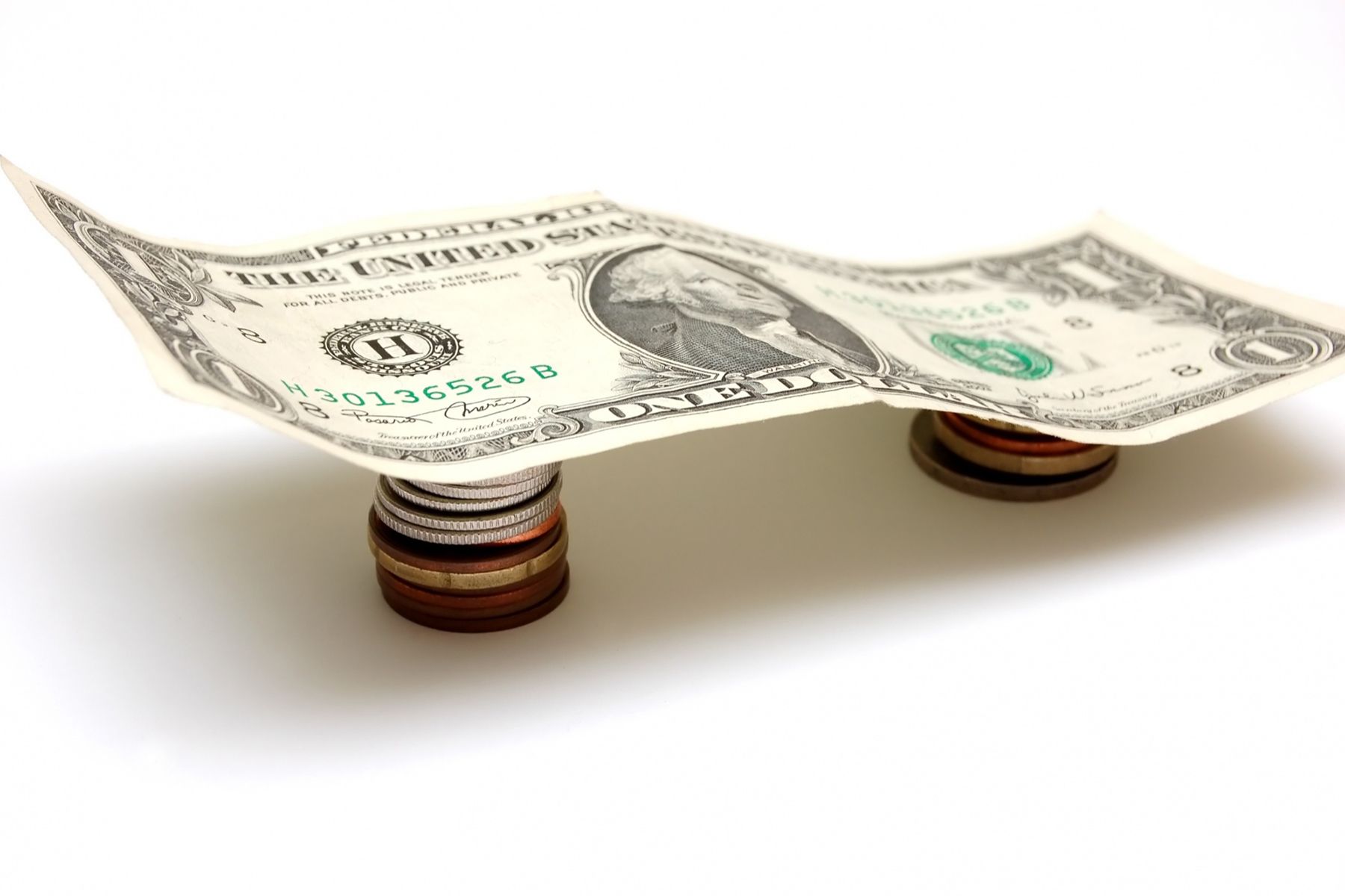 Доллар подешевел