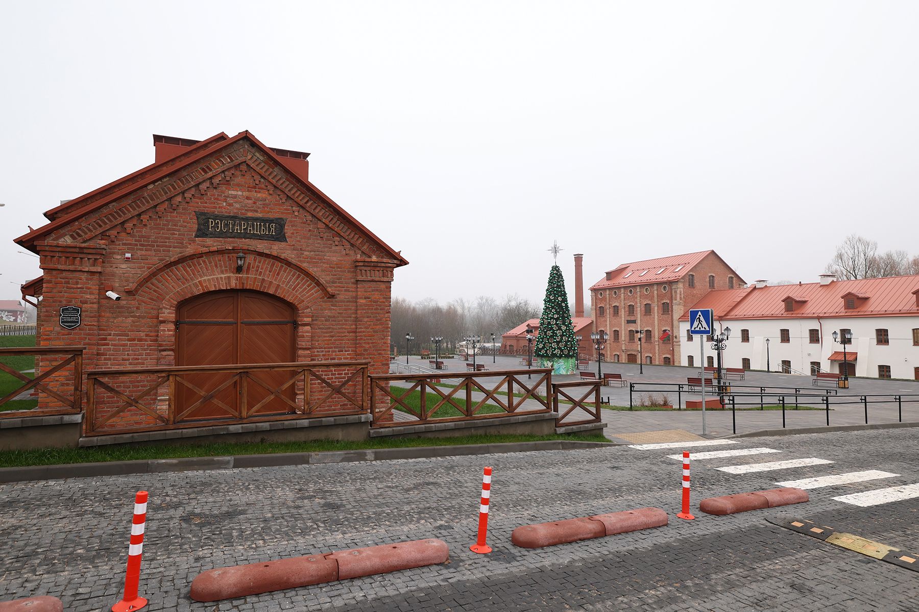 Елка в культурно-историческом комплексе «Лошицкий».