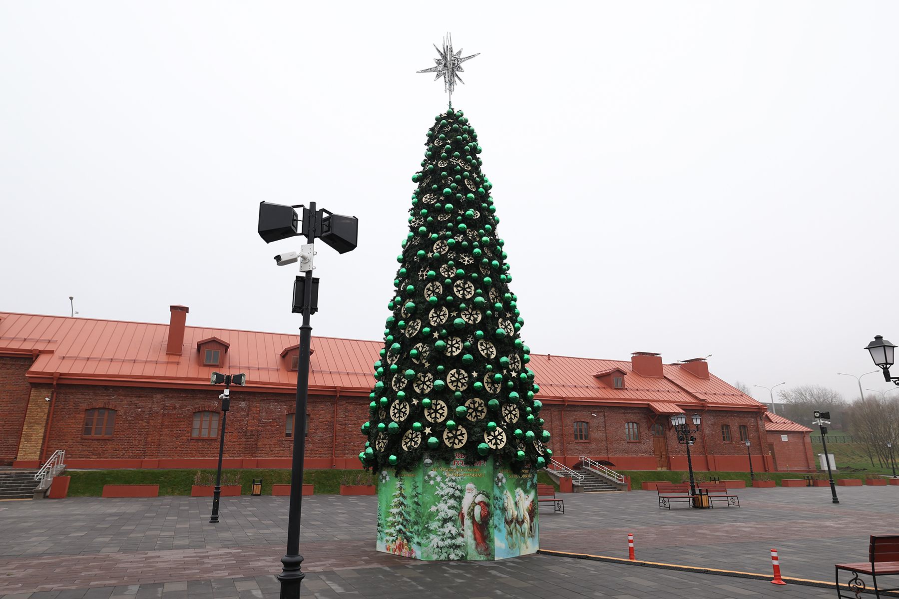 Елка в культурно-историческом комплексе «Лошицкий».