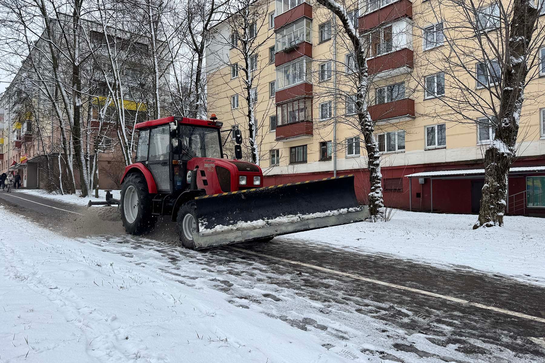 Спецтехника очищает дорогу от снега