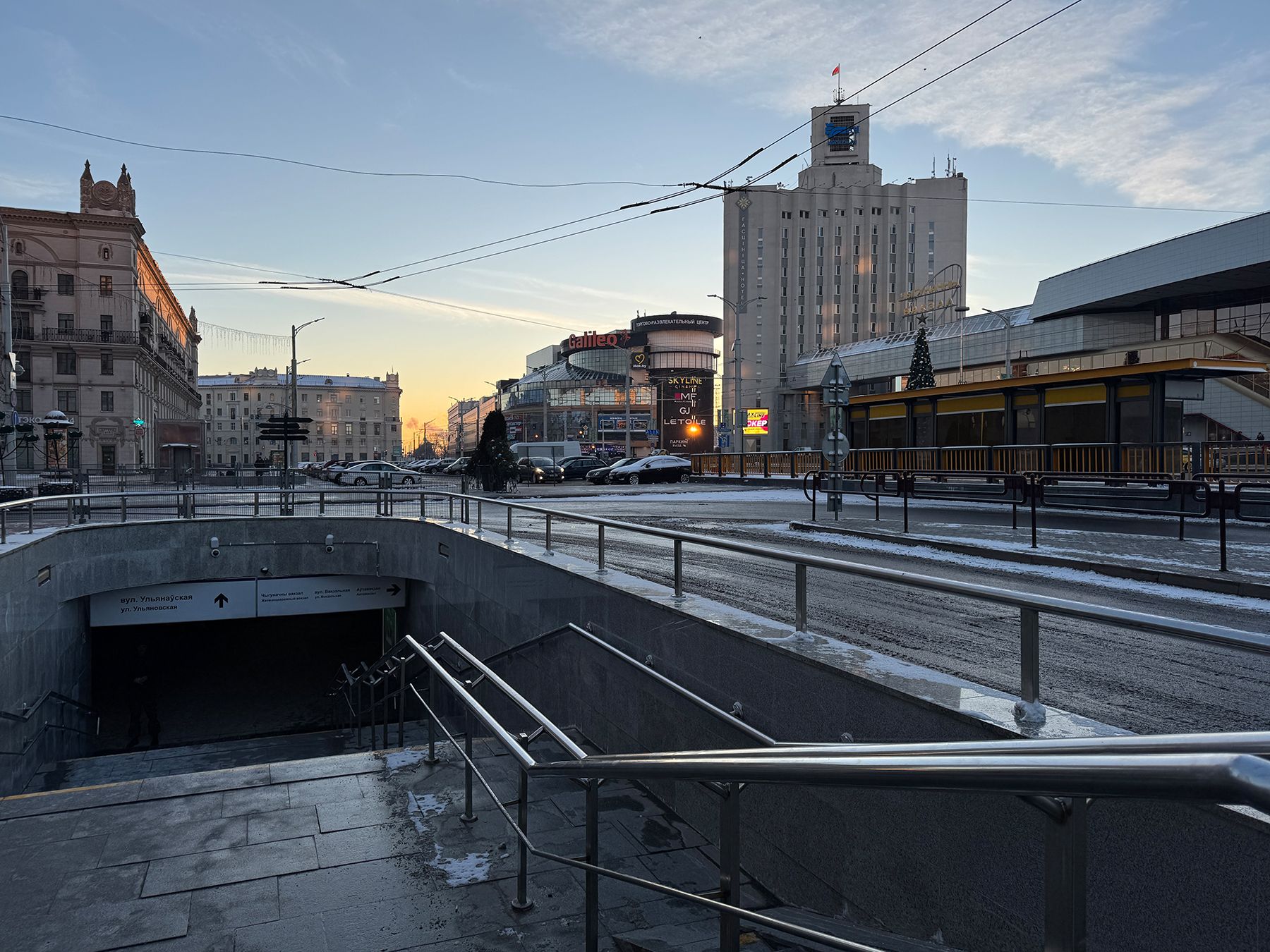Вход в метро у железнодорожного вокзала