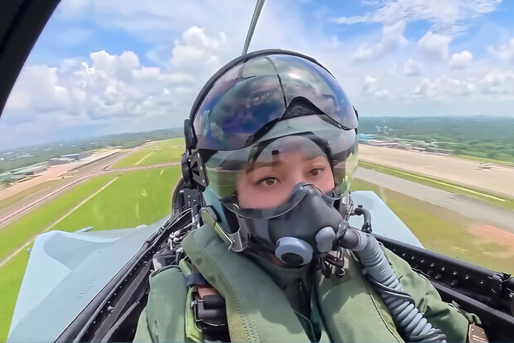 Королева Таиланда Сутида впервые пилотировала истребитель. Скриншот видео GripenNews, x.com