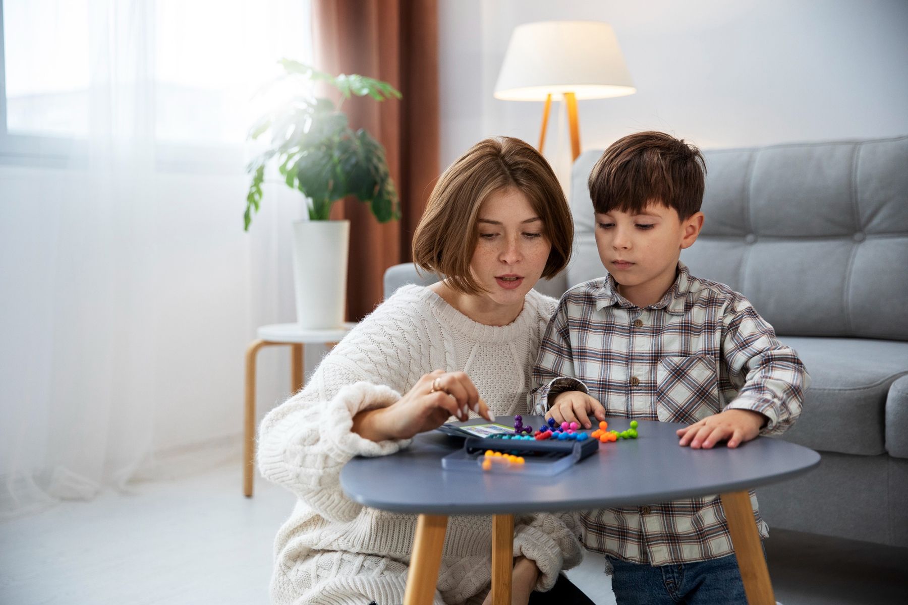 Мама играет с ребенком