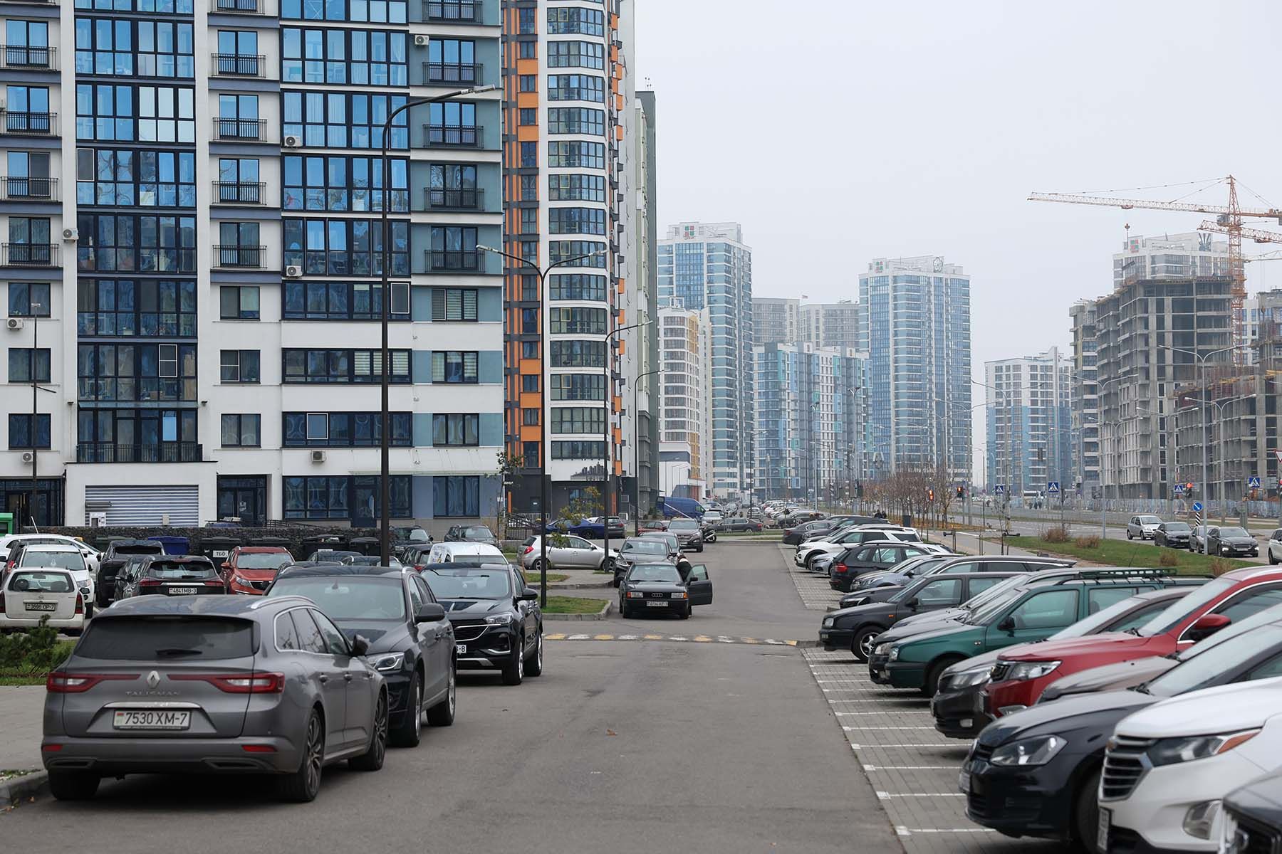 Машины на парковке