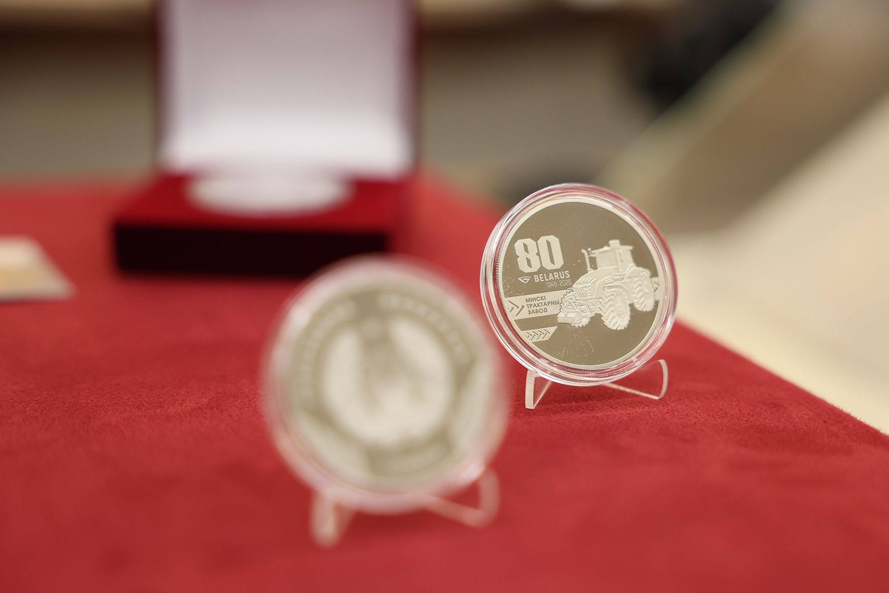 Памятные монеты, посвященные 80-летию МТЗ. Фото: Павел Орловский, Times.by
