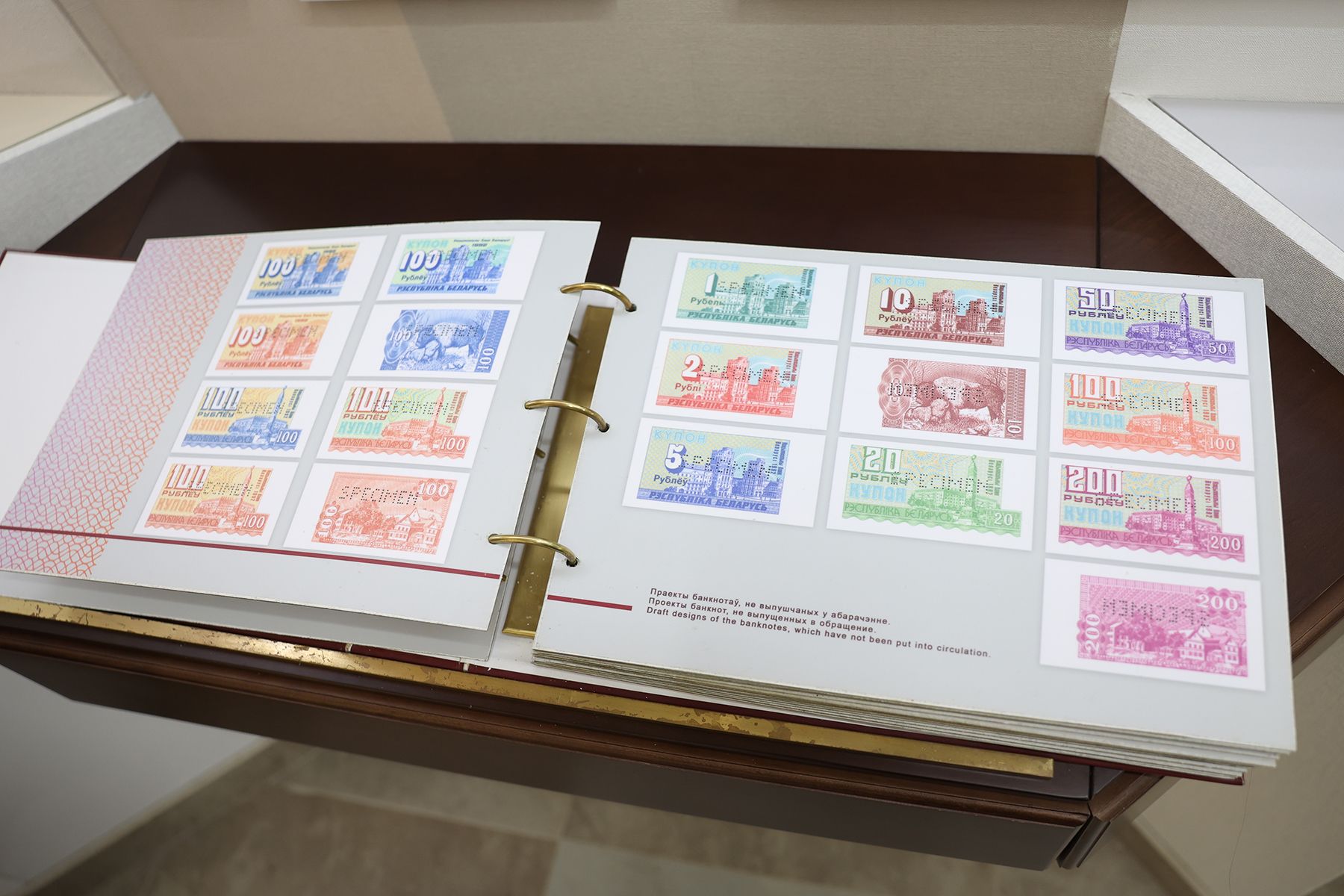 Образцы банкнот, разработанные британской компанией в 1990-е