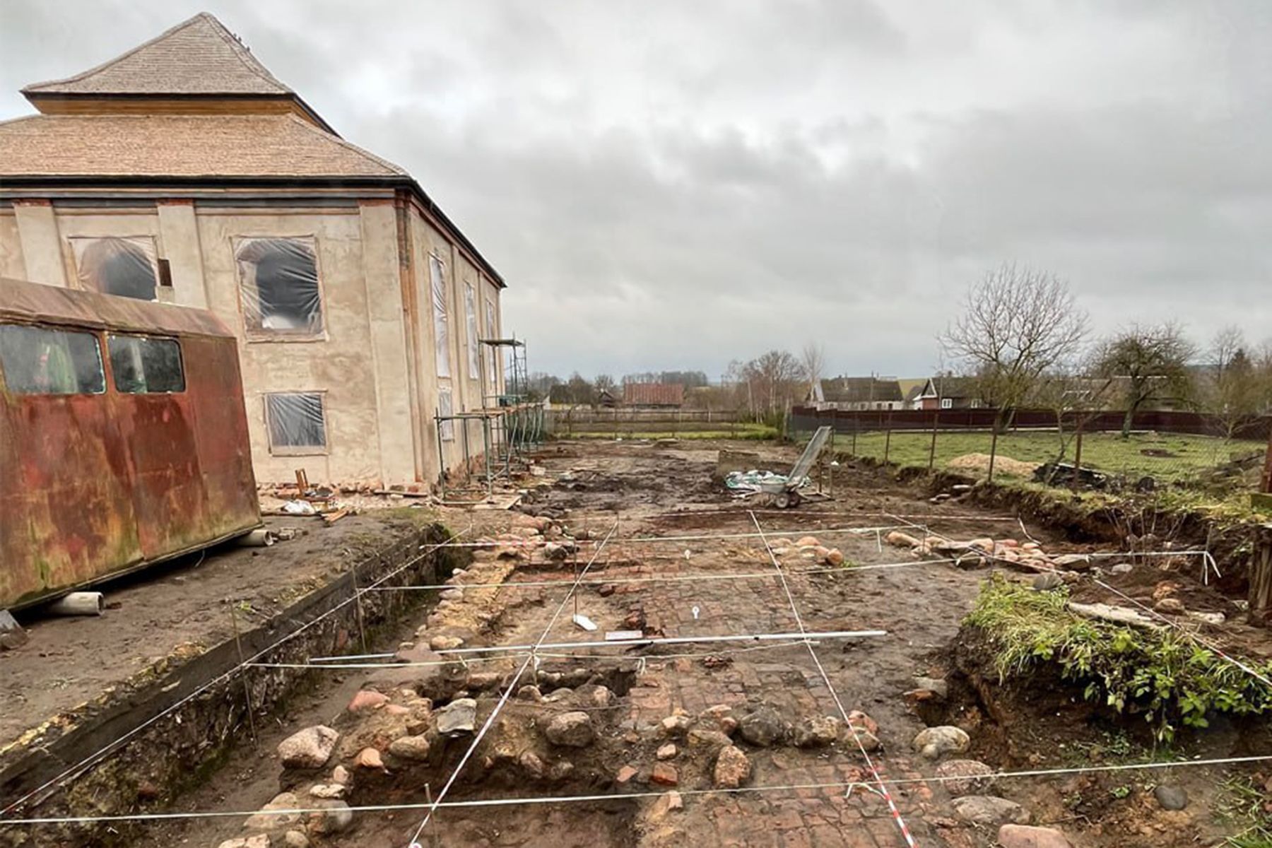 Раскопки в поселке Изабелин