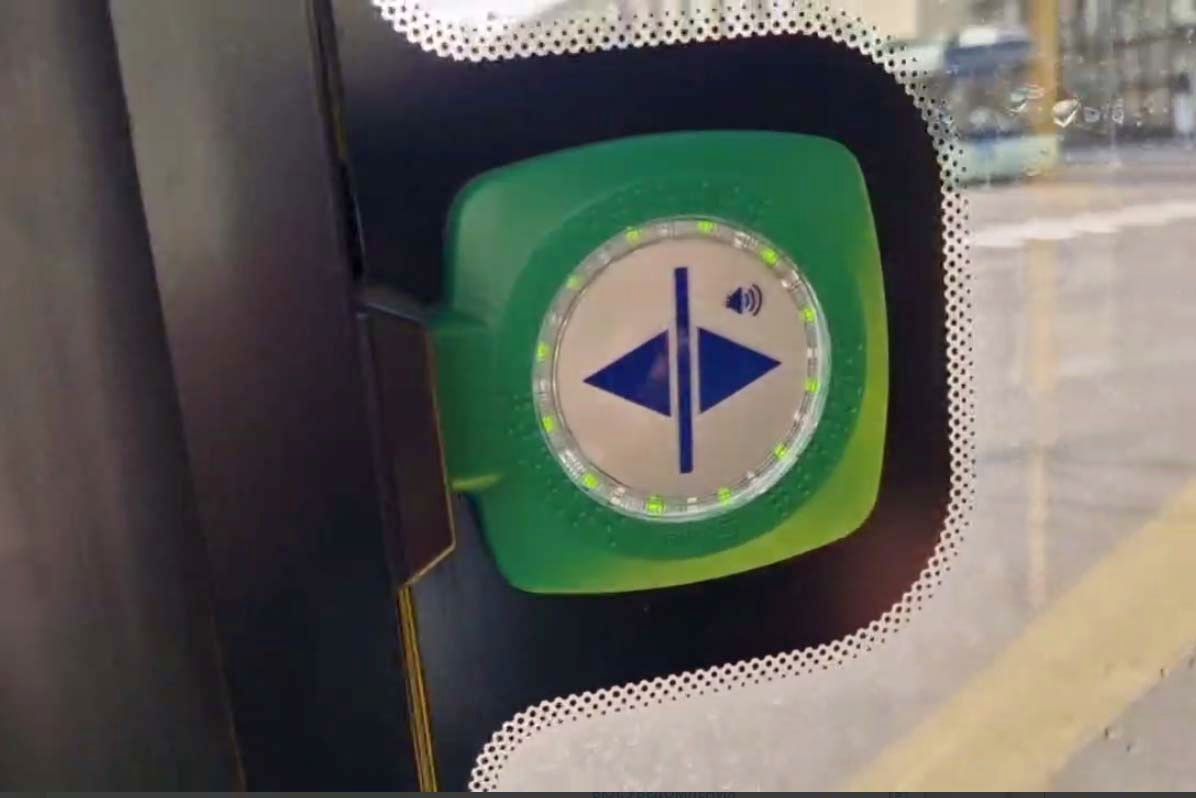 Кнопка открытия дверей