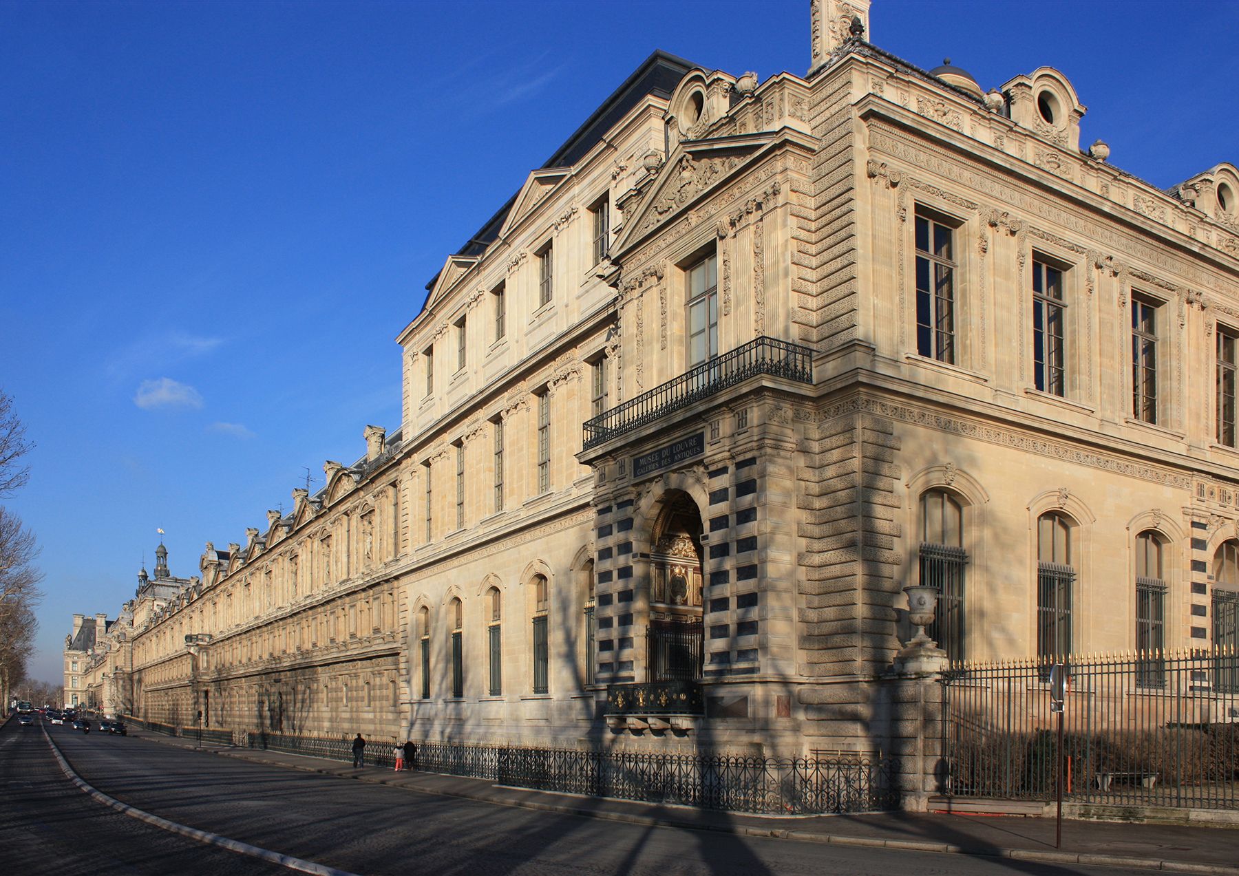 Лувр, южный фасад Большой восточной галереи