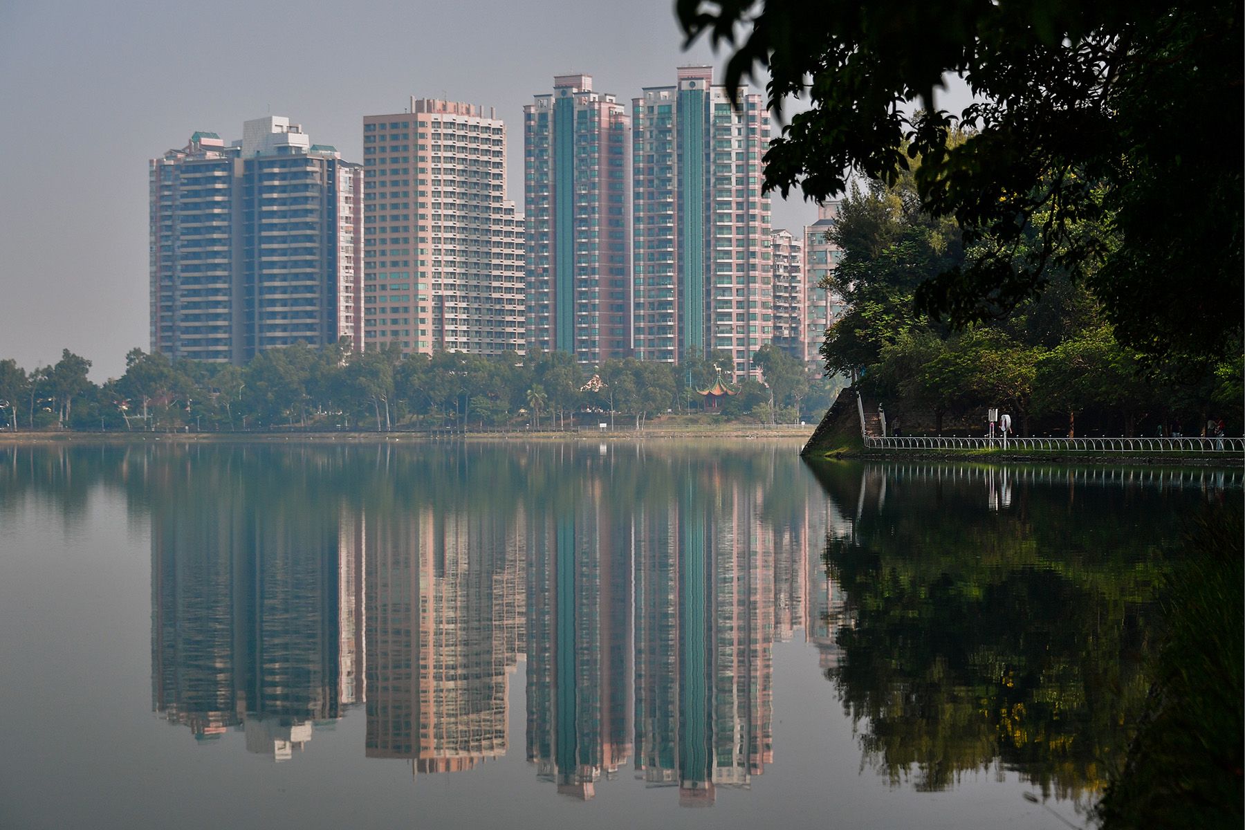 Лотосовое озеро Чэнцин (Chengcing) в городе Гаосюн (Kaohsiung), Тайвань. Фото: Юрий Смитюк, ТАСС