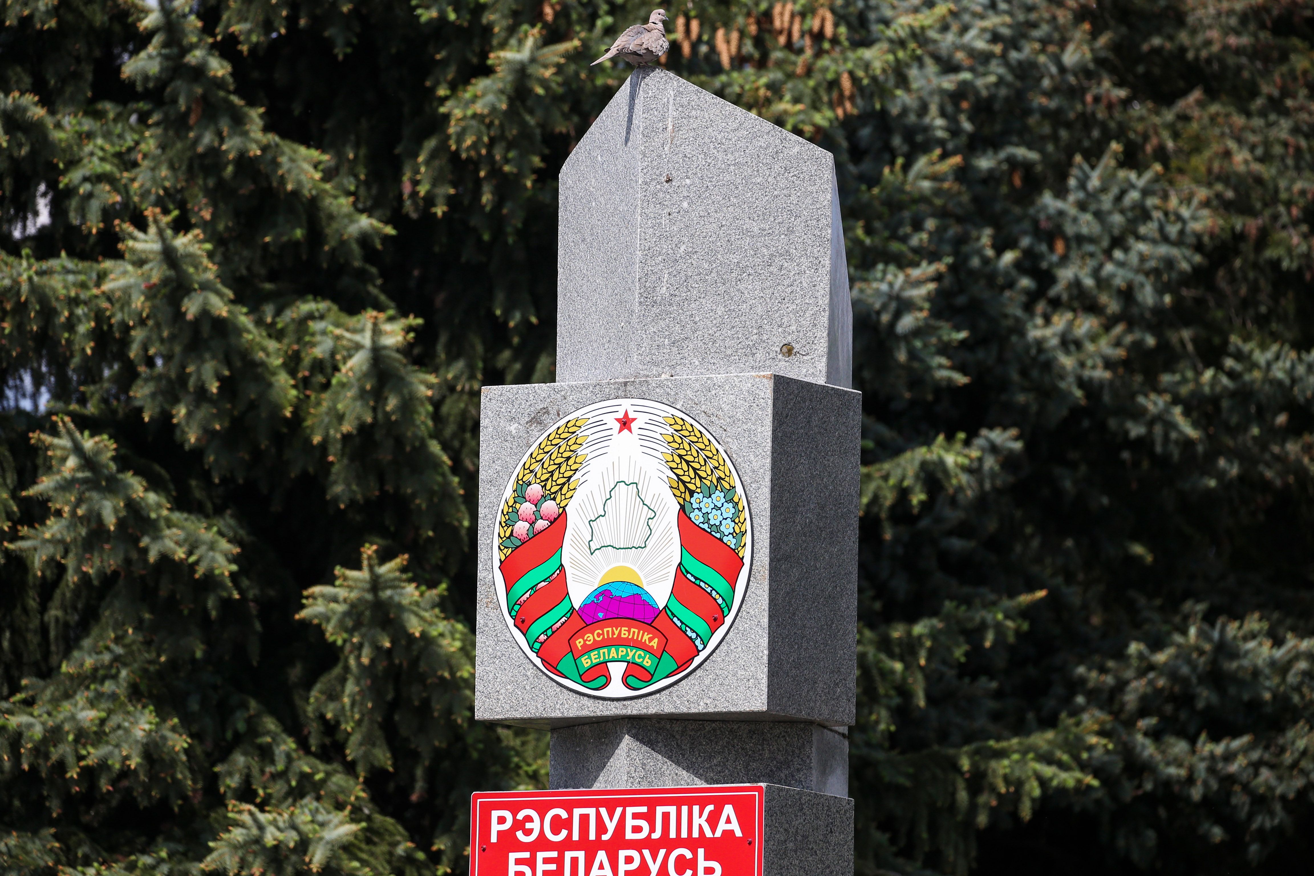 Герб Республики Беларусь на указателе на погранпереходе «Варшавский мост»