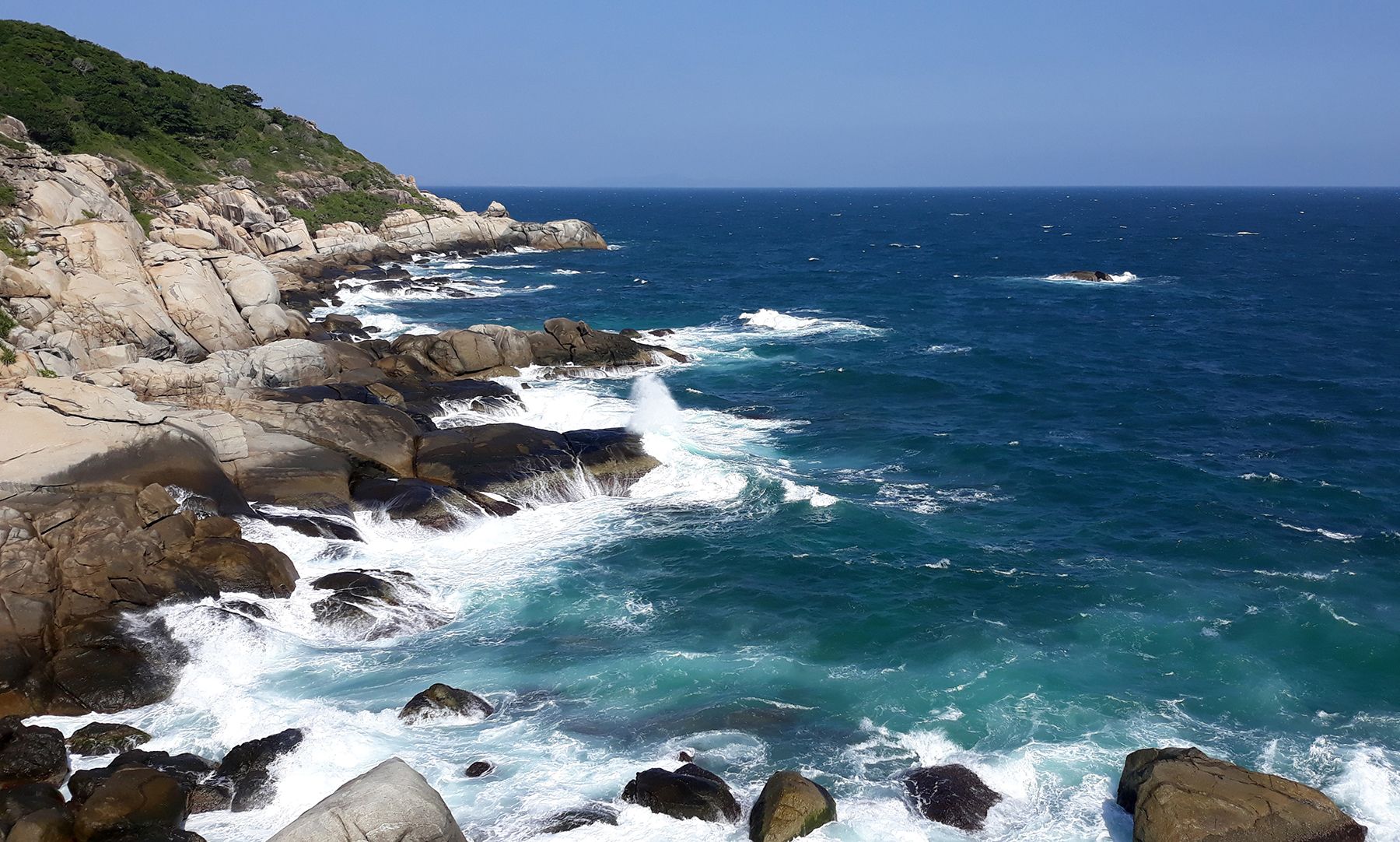 Вид на Южно-Китайское море с острова Учжичжоу