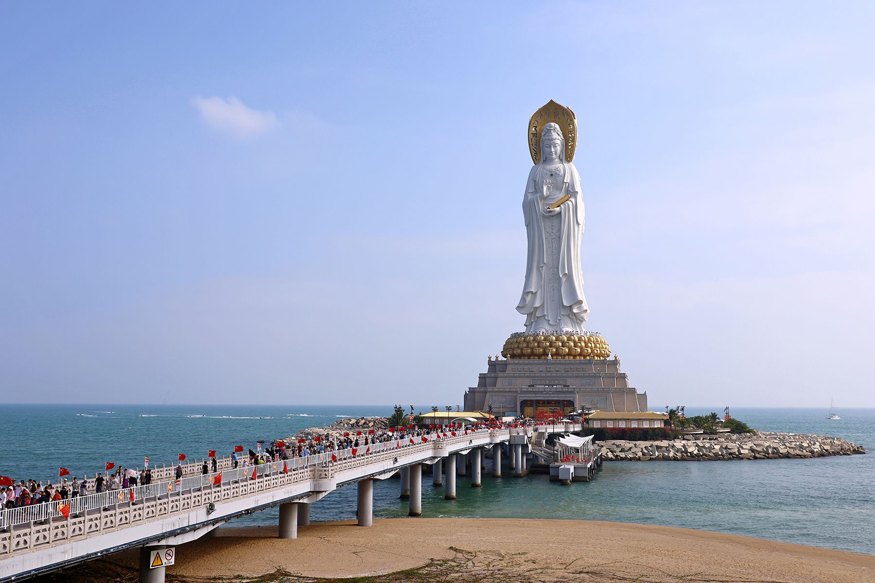 Вид на статую богини милосердия Гуаньинь в центре буддизма Наньшань