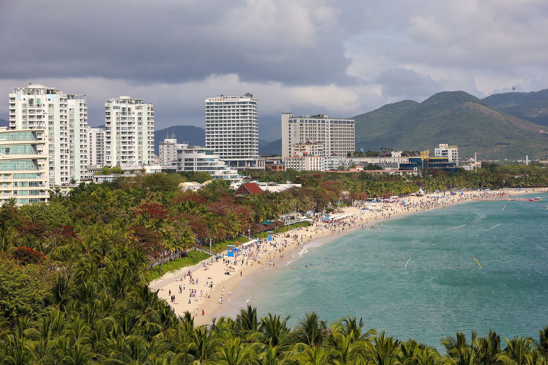 Вид на городской пляж в бухте Дадунхай