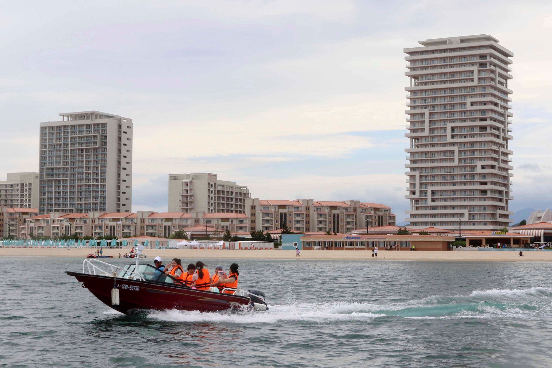 Пляжный отдых на юго-востоке КНДР. © Jon Chol Jin, AP, TASS