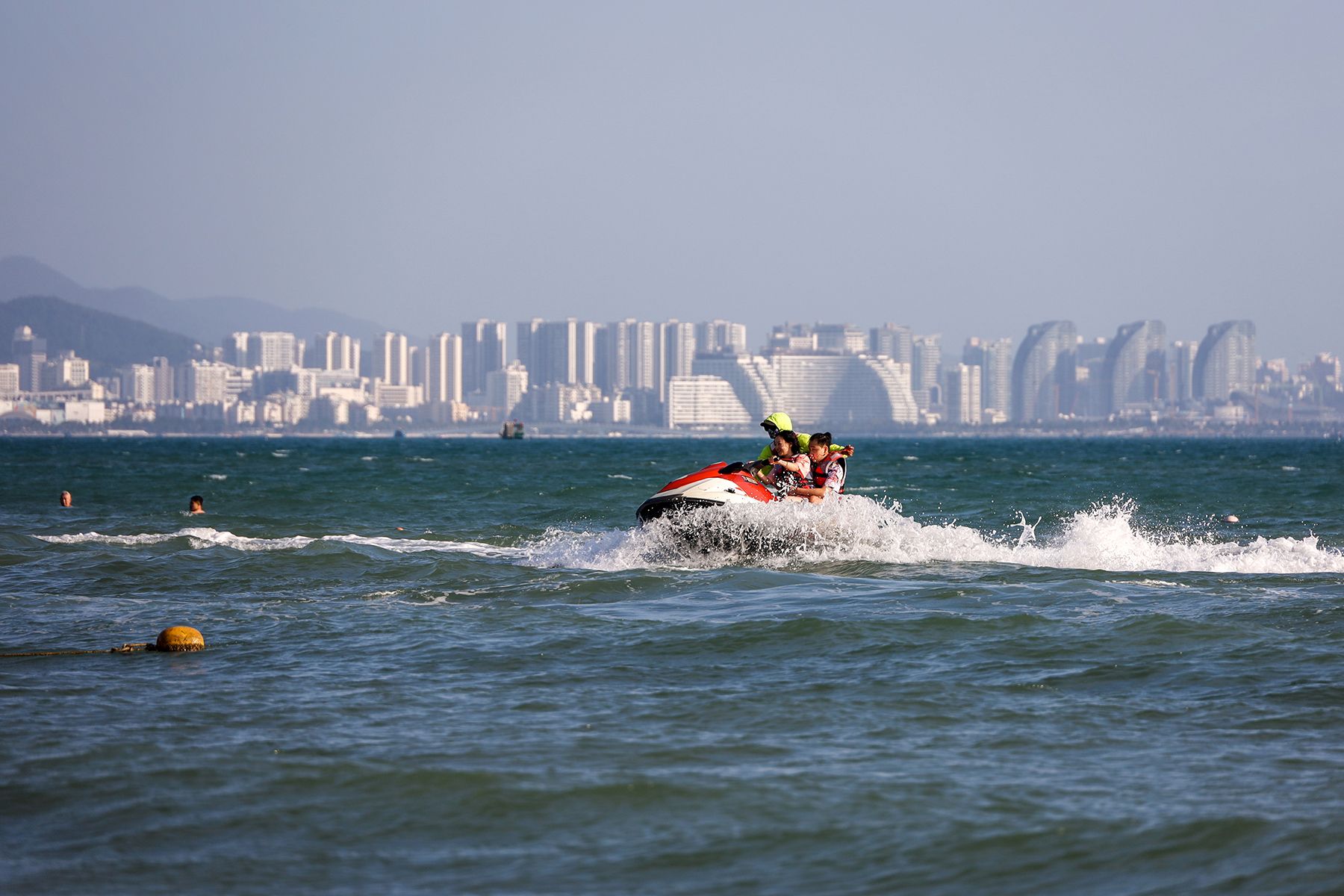Провинция Хайнань. Санья. Катание на гидроцикле в Южно-Китайском море