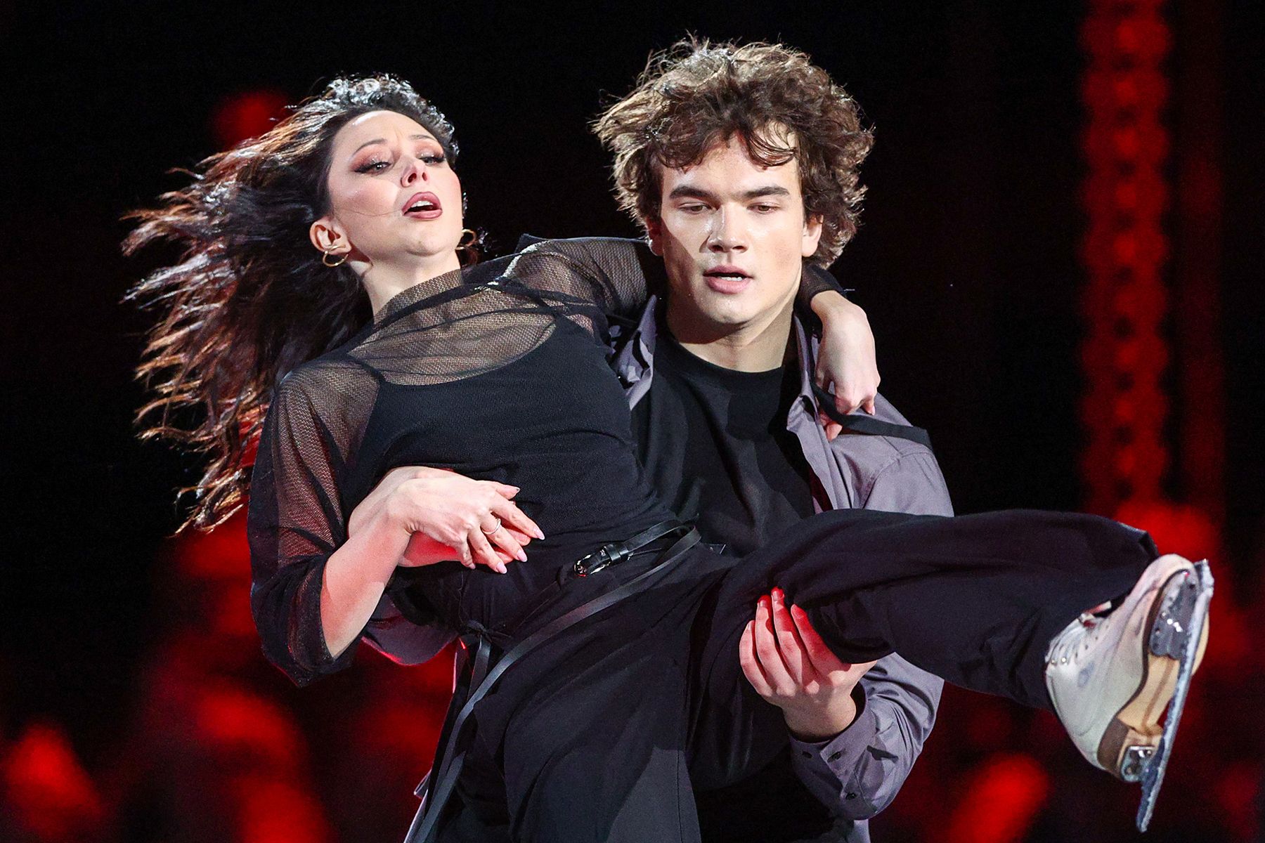 Фигуристка Елизавета Туктамышева и хоккеист Марк Рудаковский во время съемки передачи "Ледниковый период"