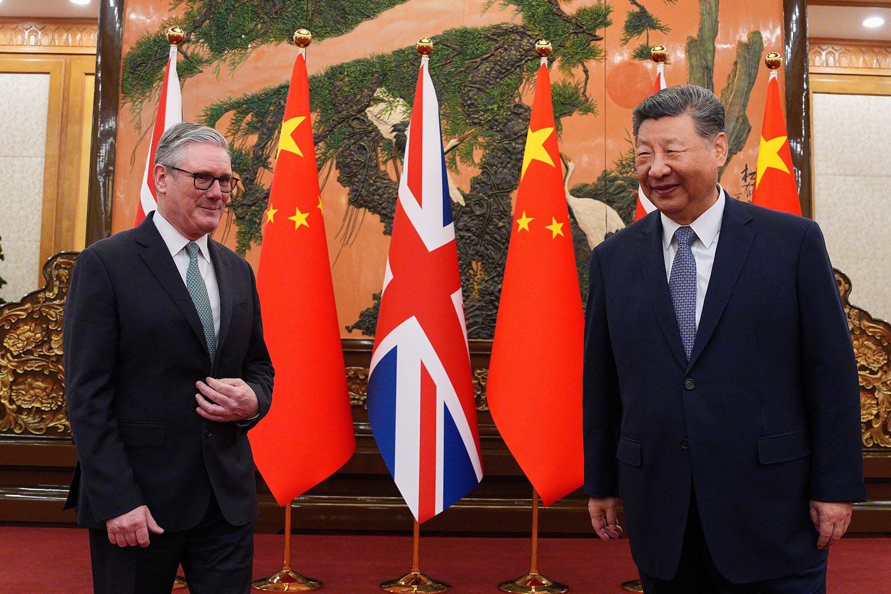 Премьер-министр Великобритании Кир Стармер (слева) и председатель КНР Си Цзиньпин. © Carl Court, AP / TASS