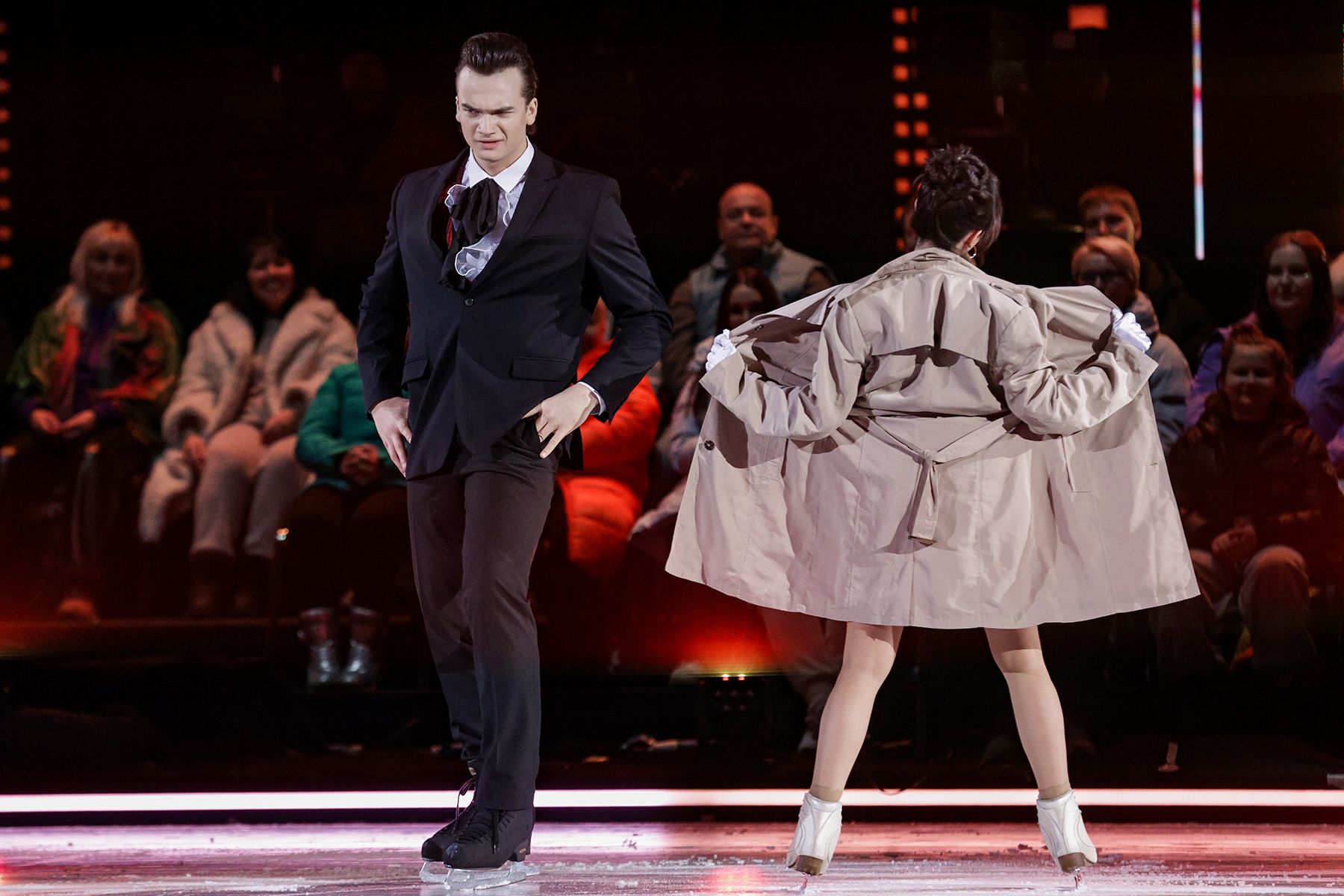 Фигуристка Елизавета Туктамышева и хоккеист Марк Рудаковский во время съемки передачи «Ледниковый период»