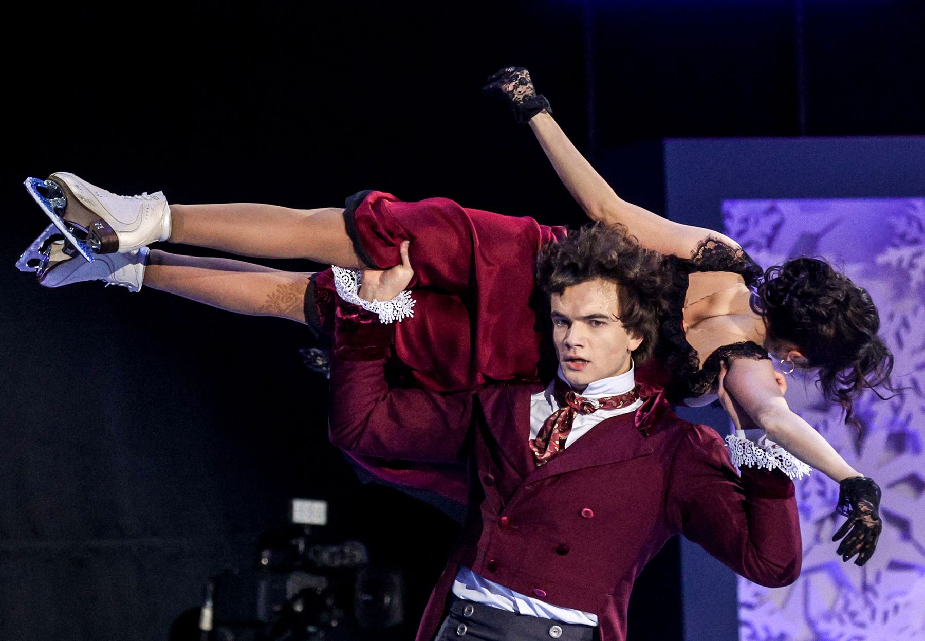 Фигуристка Елизавета Туктамышева и хоккеист Марк Рудаковский во время съемки передачи «Ледниковый период»