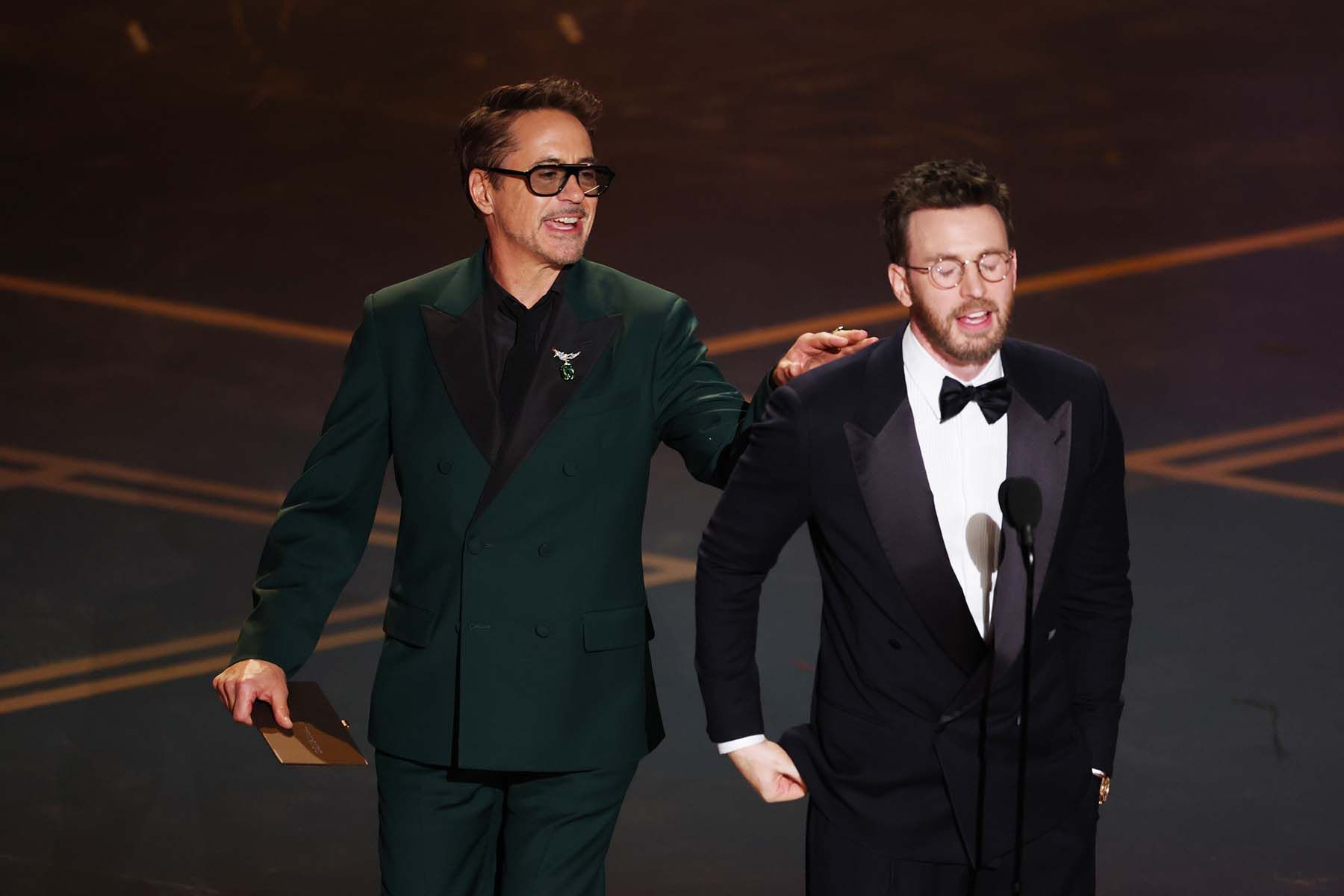 Актеры Роберт Дауни-младший и Крис Эванс (слева направо). Фото: CHRIS TORRES, EPA / ТАСС