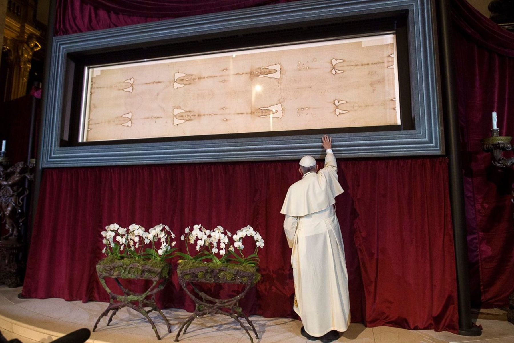 Папа Римский Франциск у Туринской плащаницы. Фото: vaticannews.va