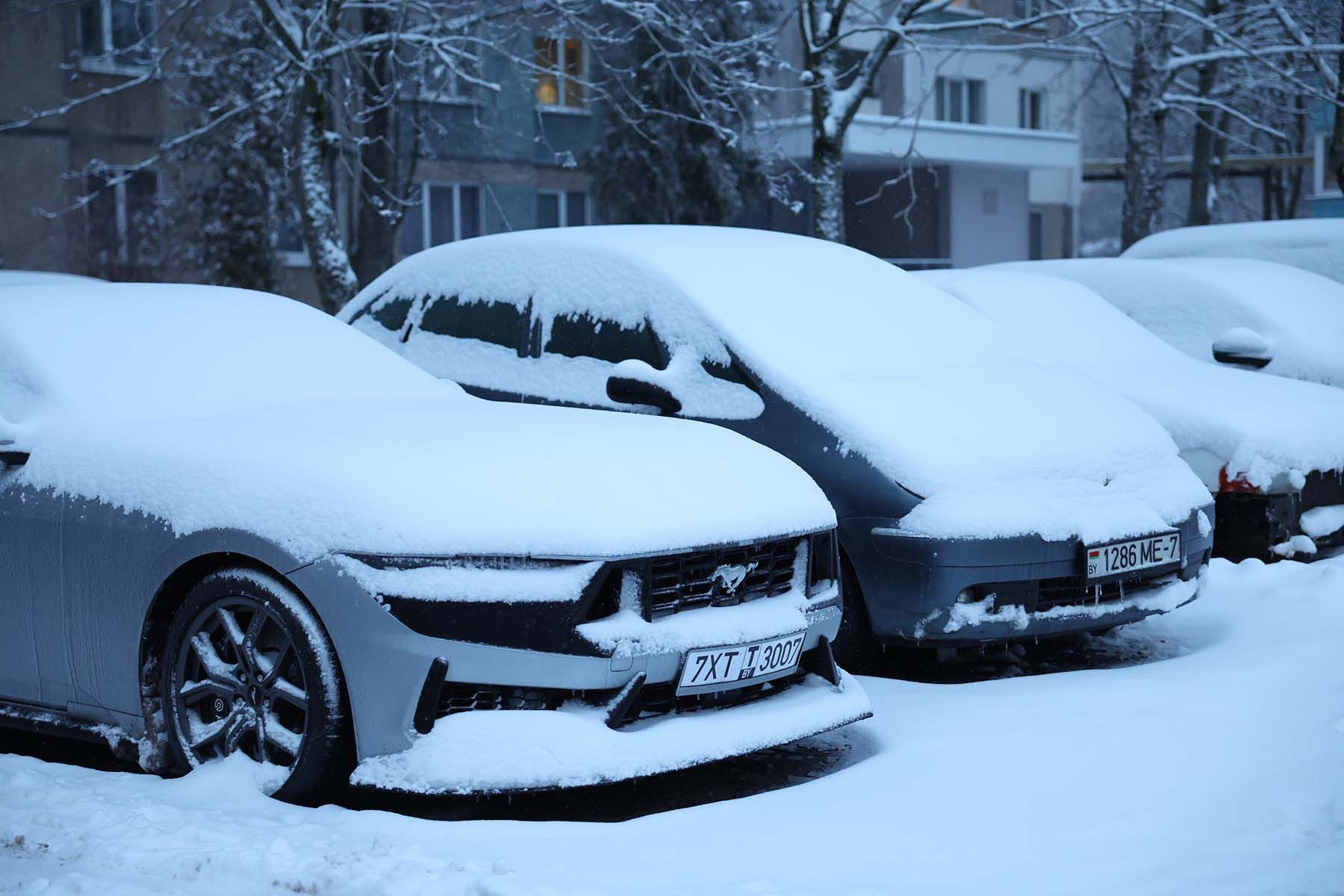 машина во дворе парковка