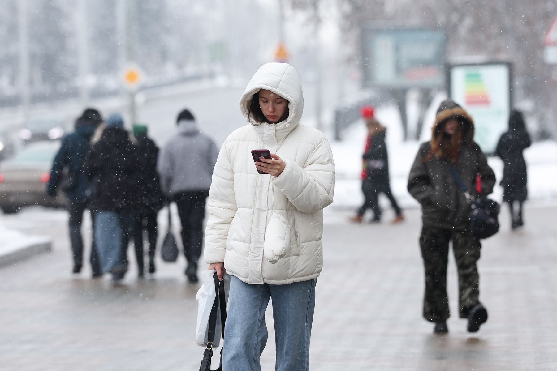 девушка с телефоном