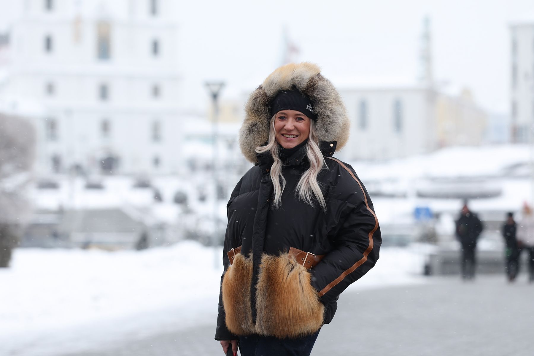 девушка в мехах