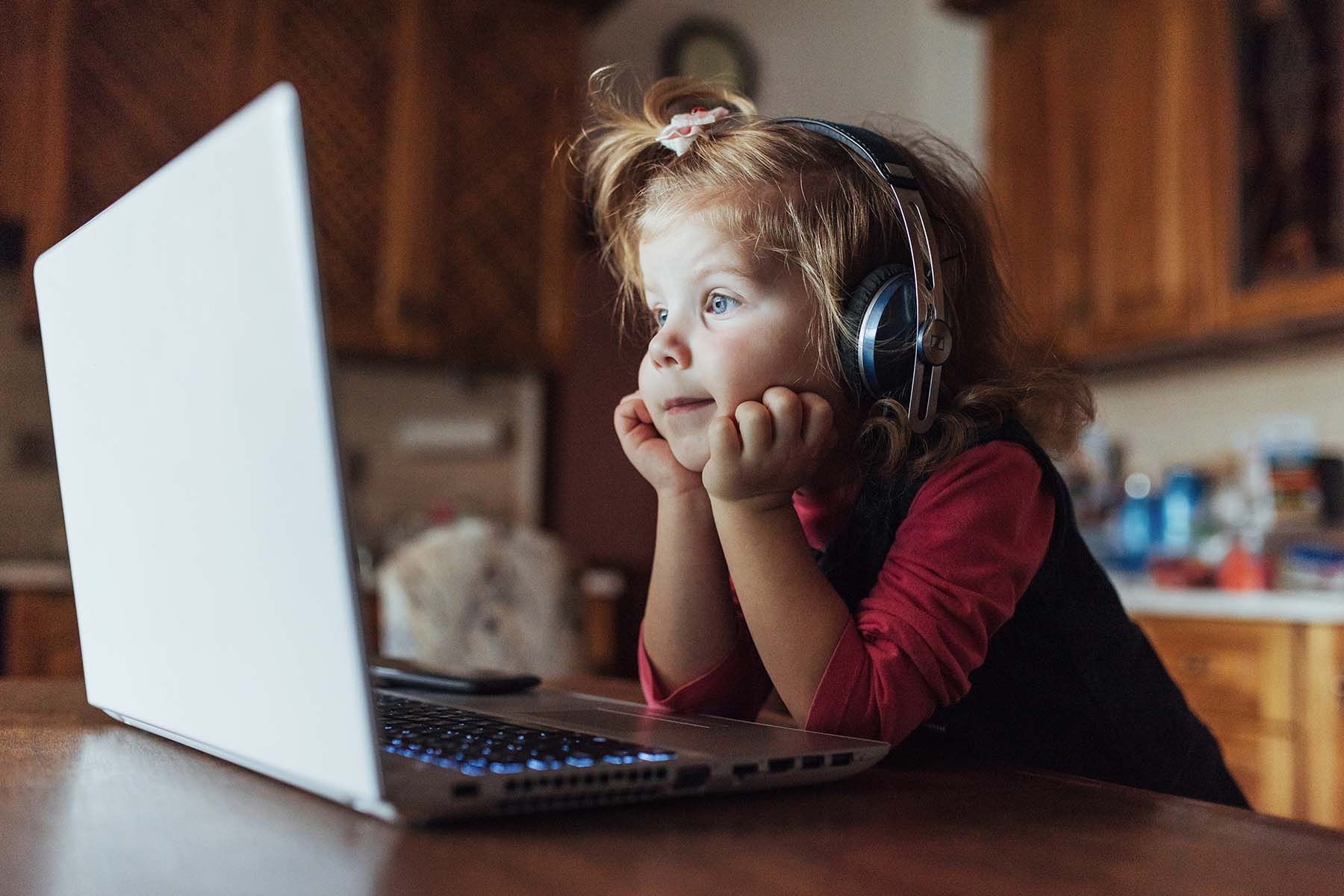 ребенок за ноутбуком 